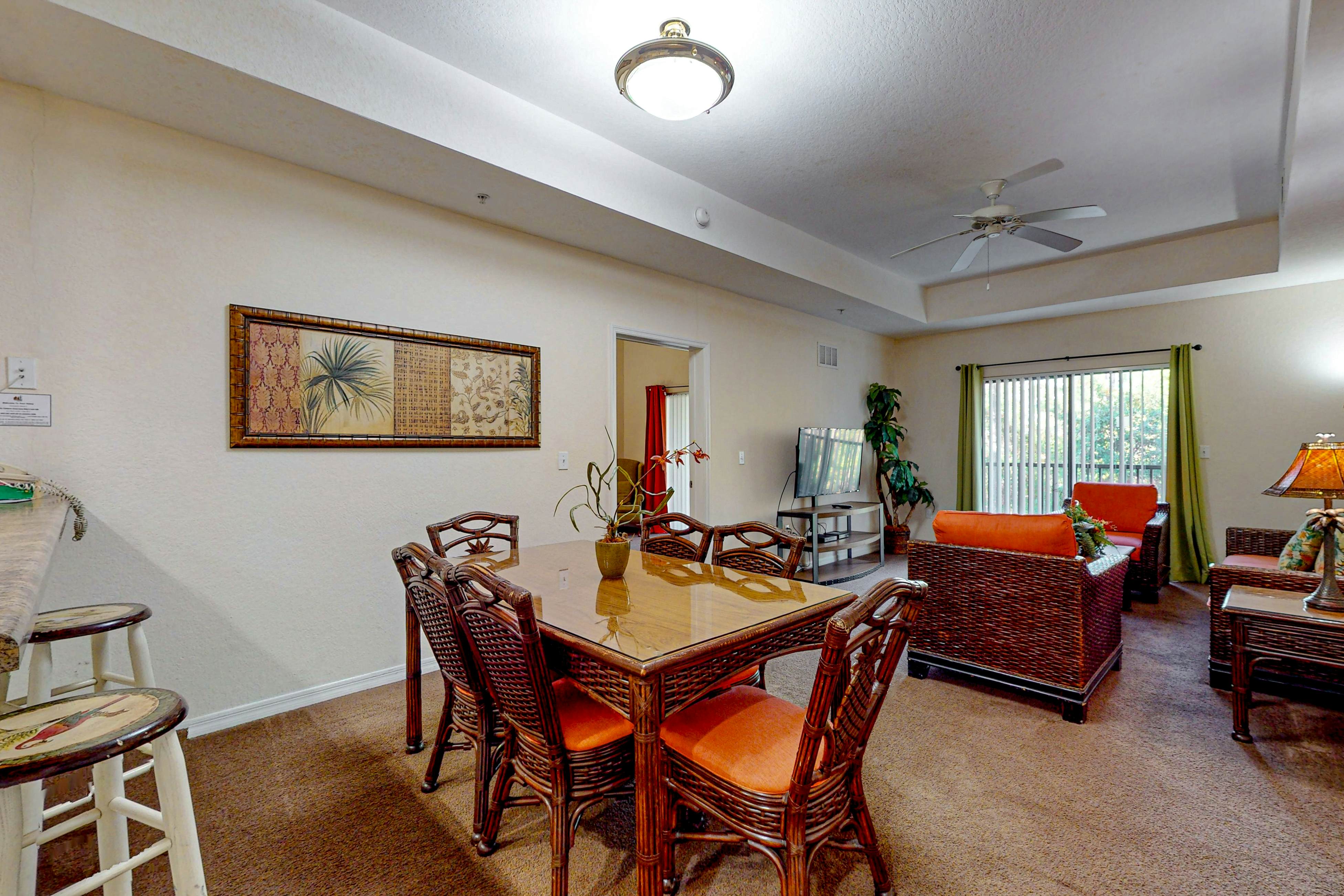 2nd floor condo w/ hot tub, balcony, sauna, shared pools, gym, near theme parks