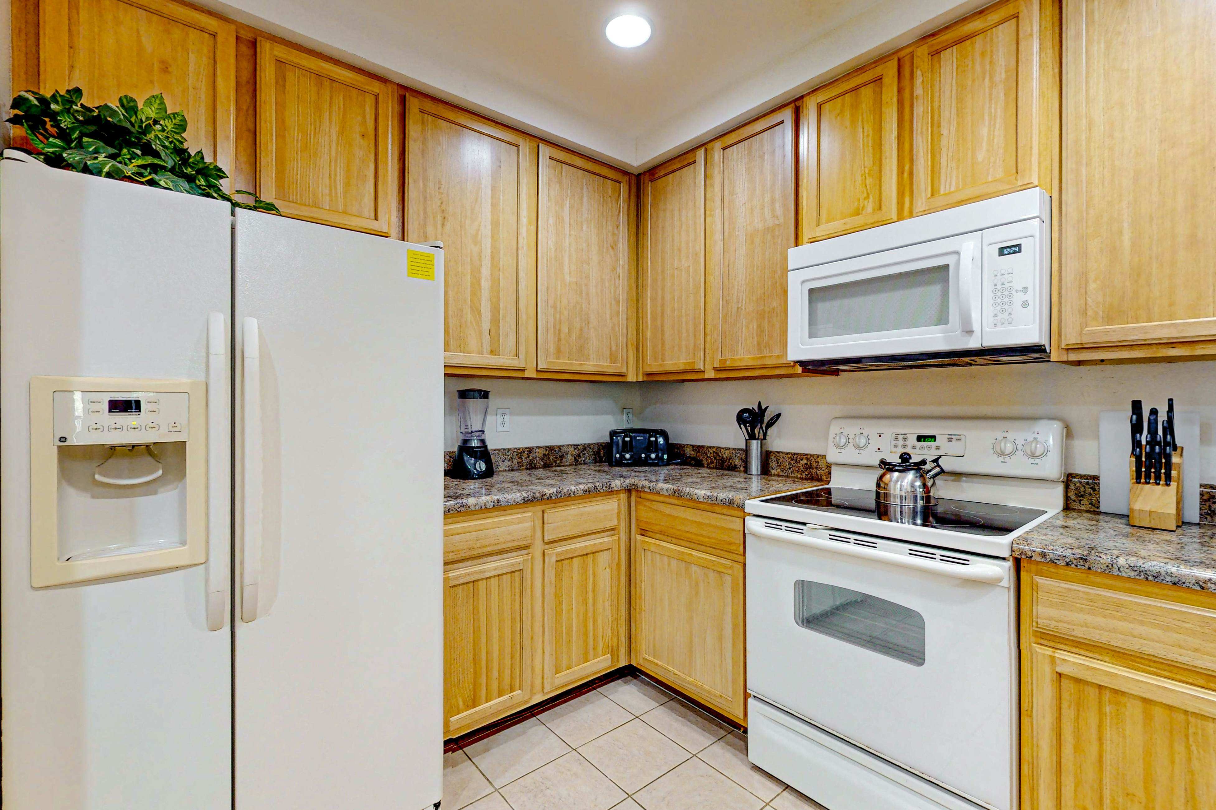 2nd floor condo w/ hot tub, balcony, sauna, shared pools, gym, near theme parks