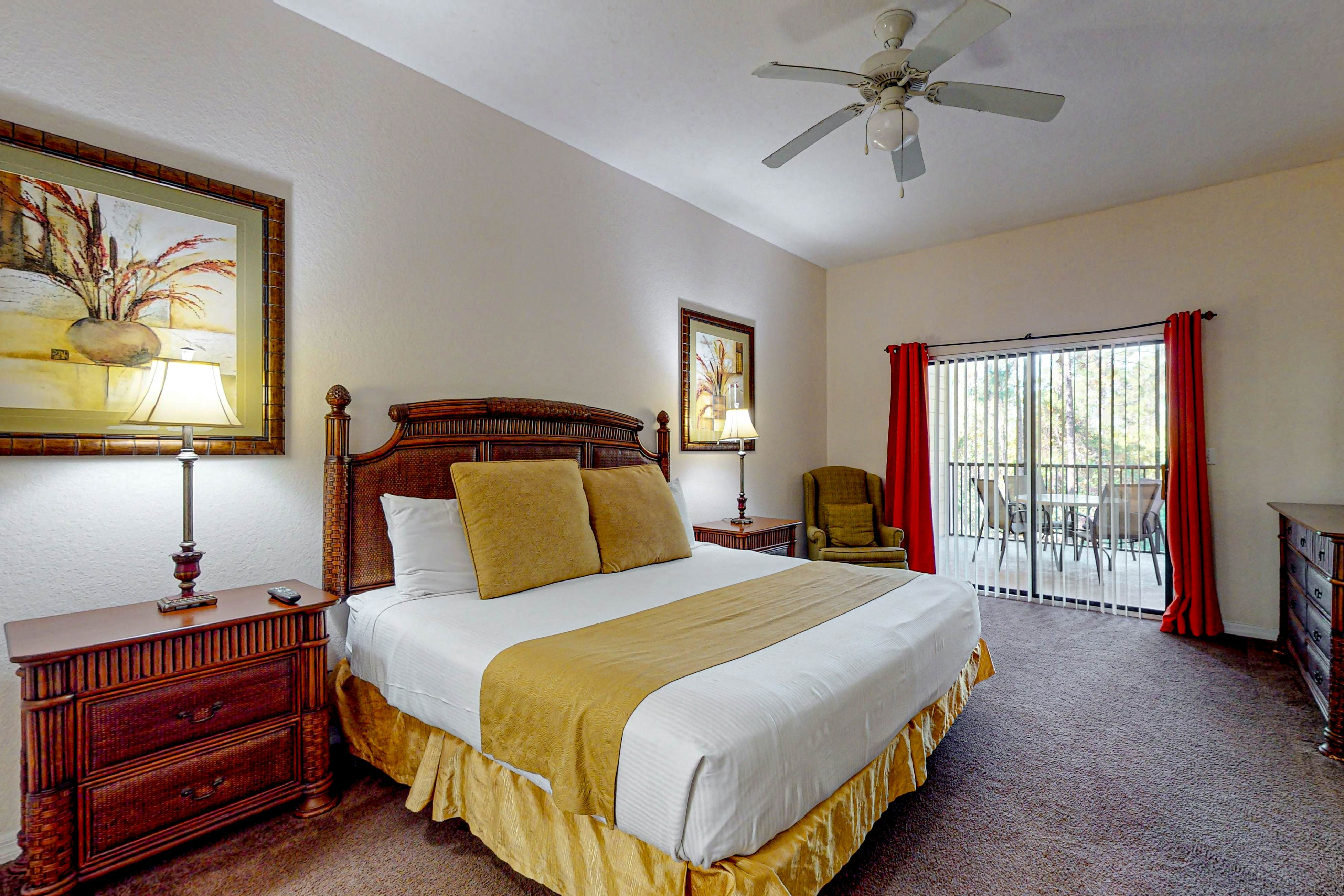 2nd floor condo w/ hot tub, balcony, sauna, shared pools, gym, near theme parks