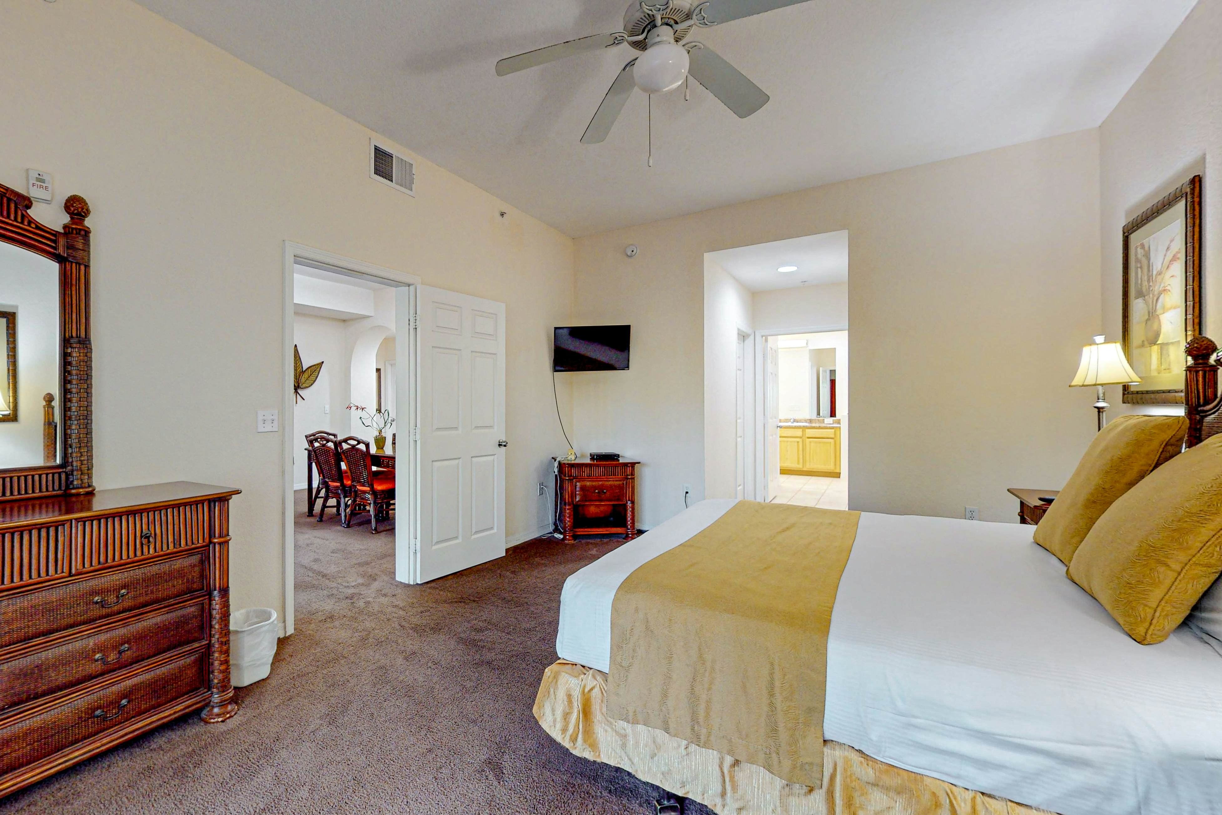 2nd floor condo w/ hot tub, balcony, sauna, shared pools, gym, near theme parks