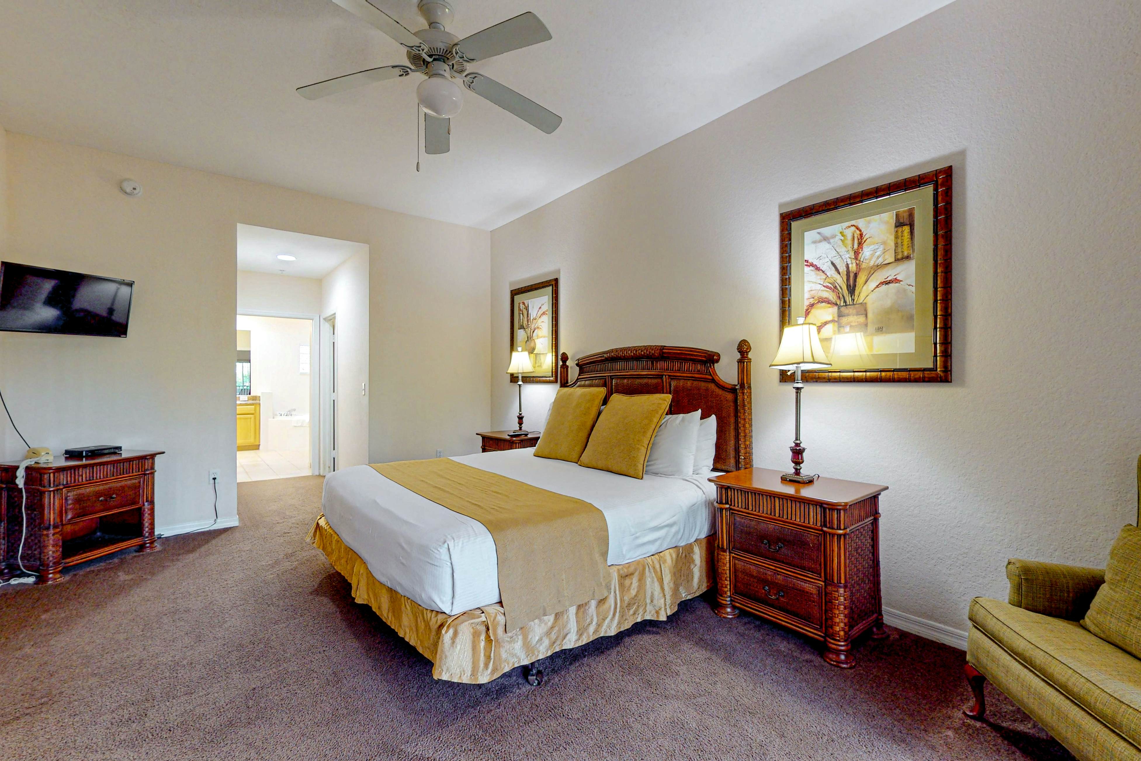 2nd floor condo w/ hot tub, balcony, sauna, shared pools, gym, near theme parks