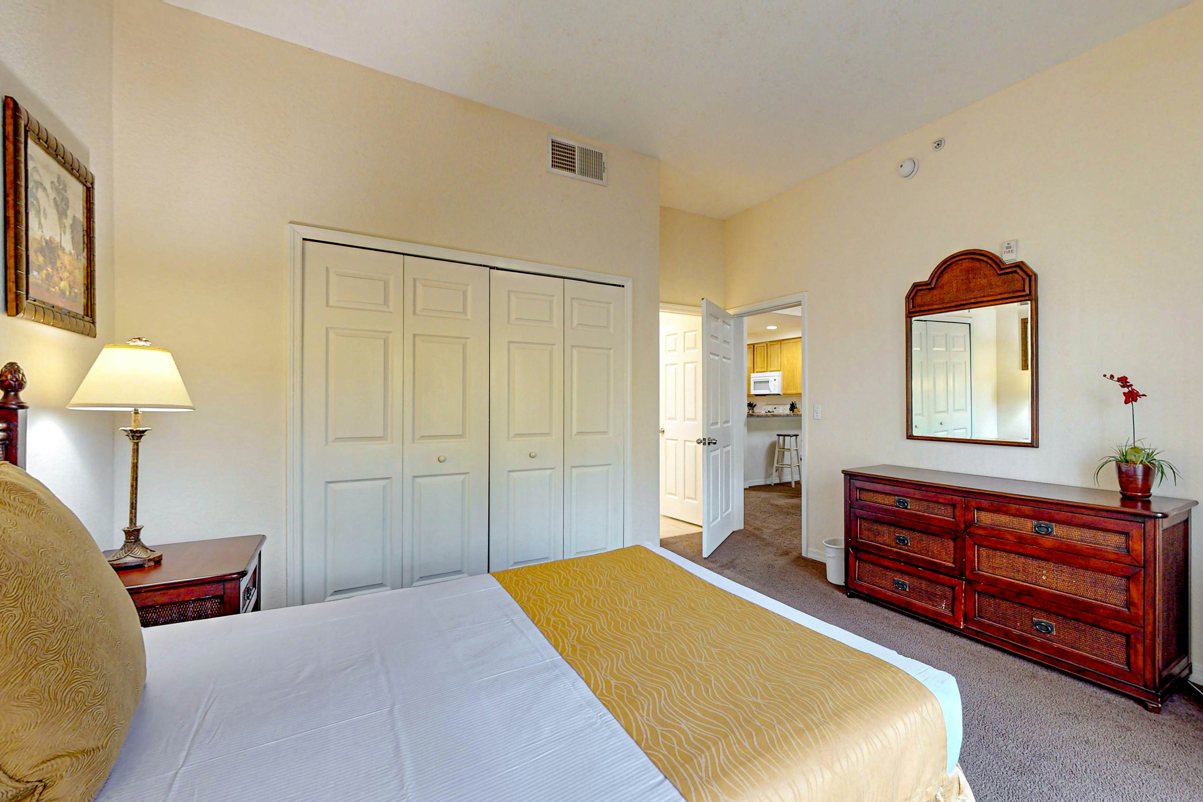 2nd floor condo w/ hot tub, balcony, sauna, shared pools, gym, near theme parks