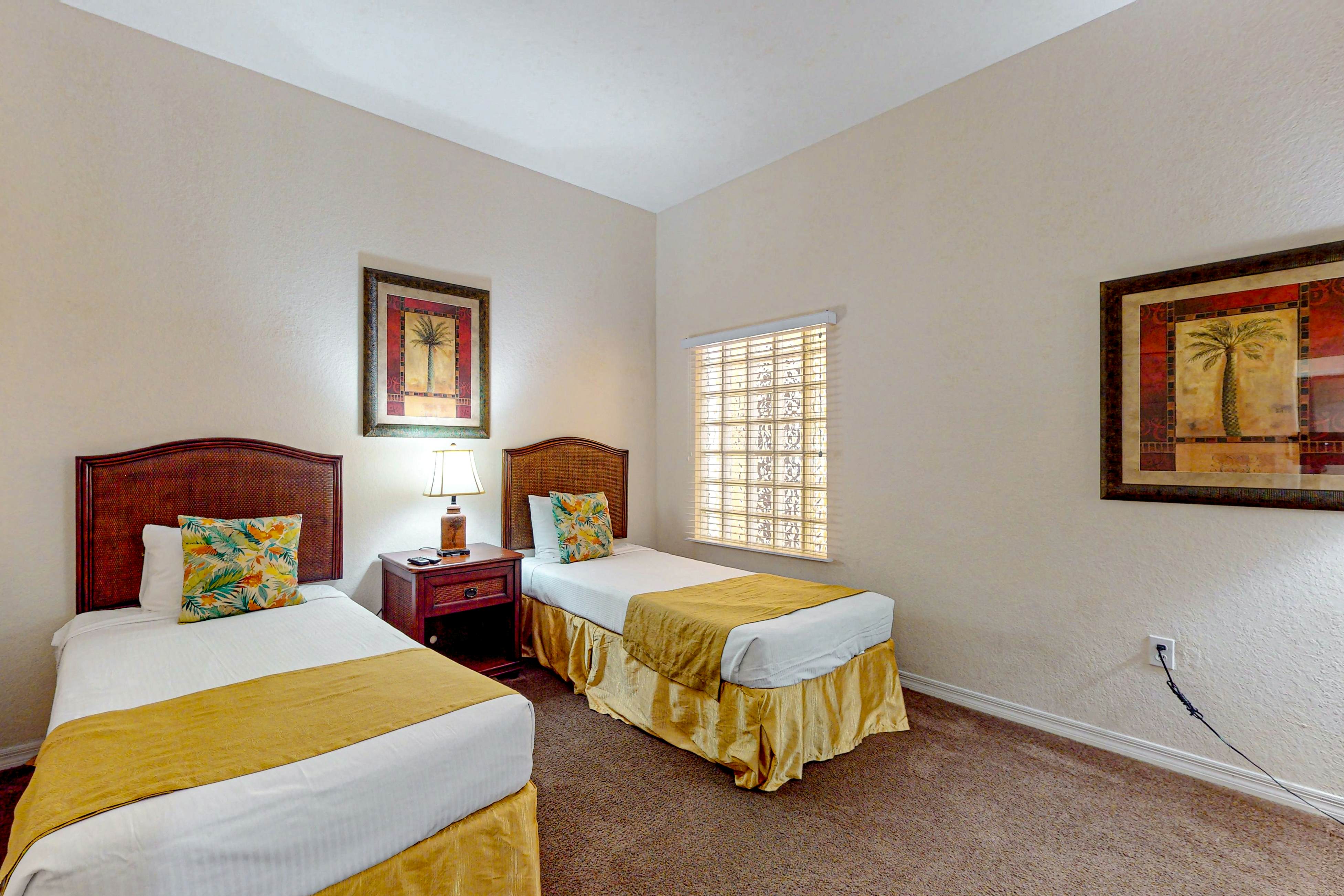 2nd floor condo w/ hot tub, balcony, sauna, shared pools, gym, near theme parks