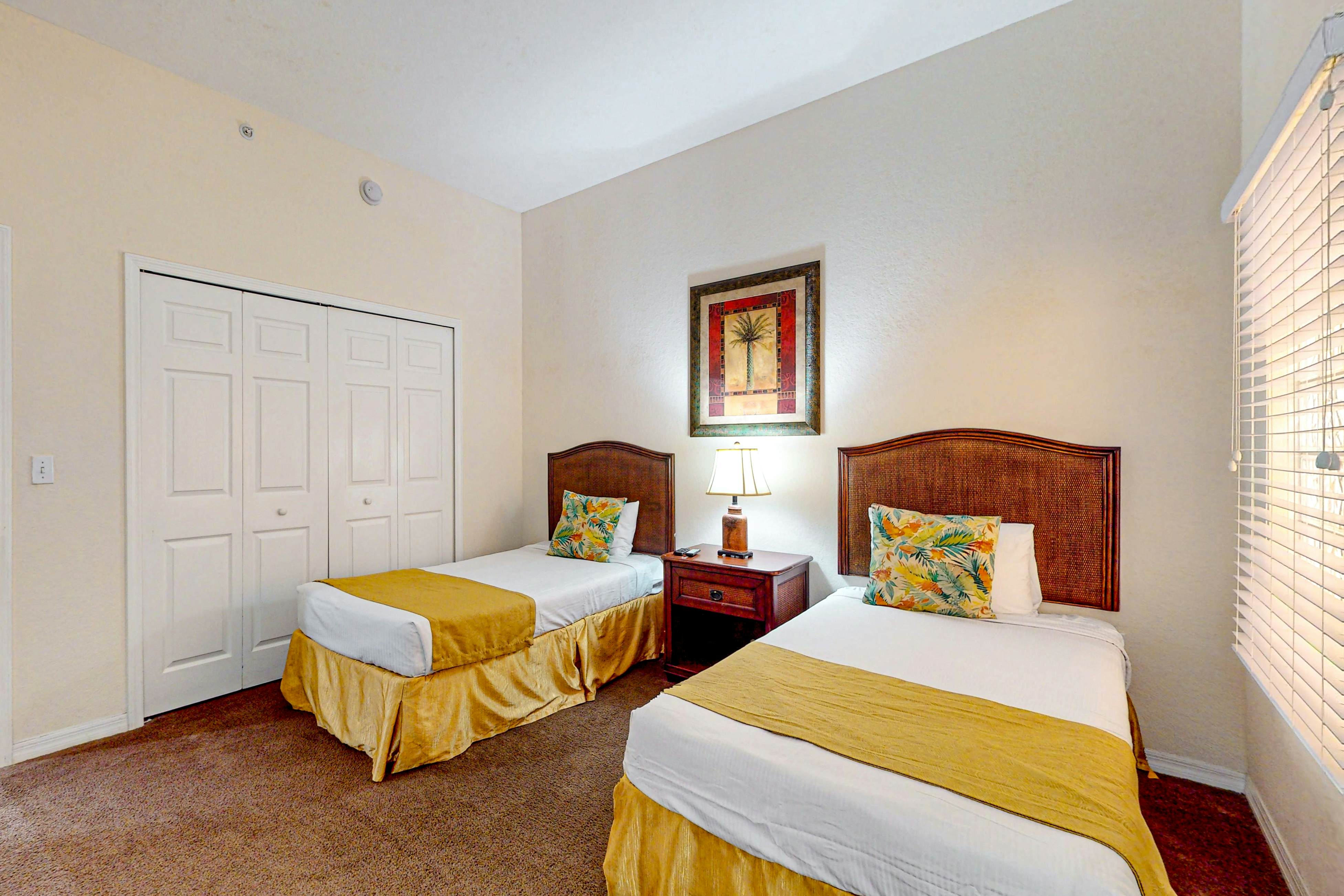 2nd floor condo w/ hot tub, balcony, sauna, shared pools, gym, near theme parks