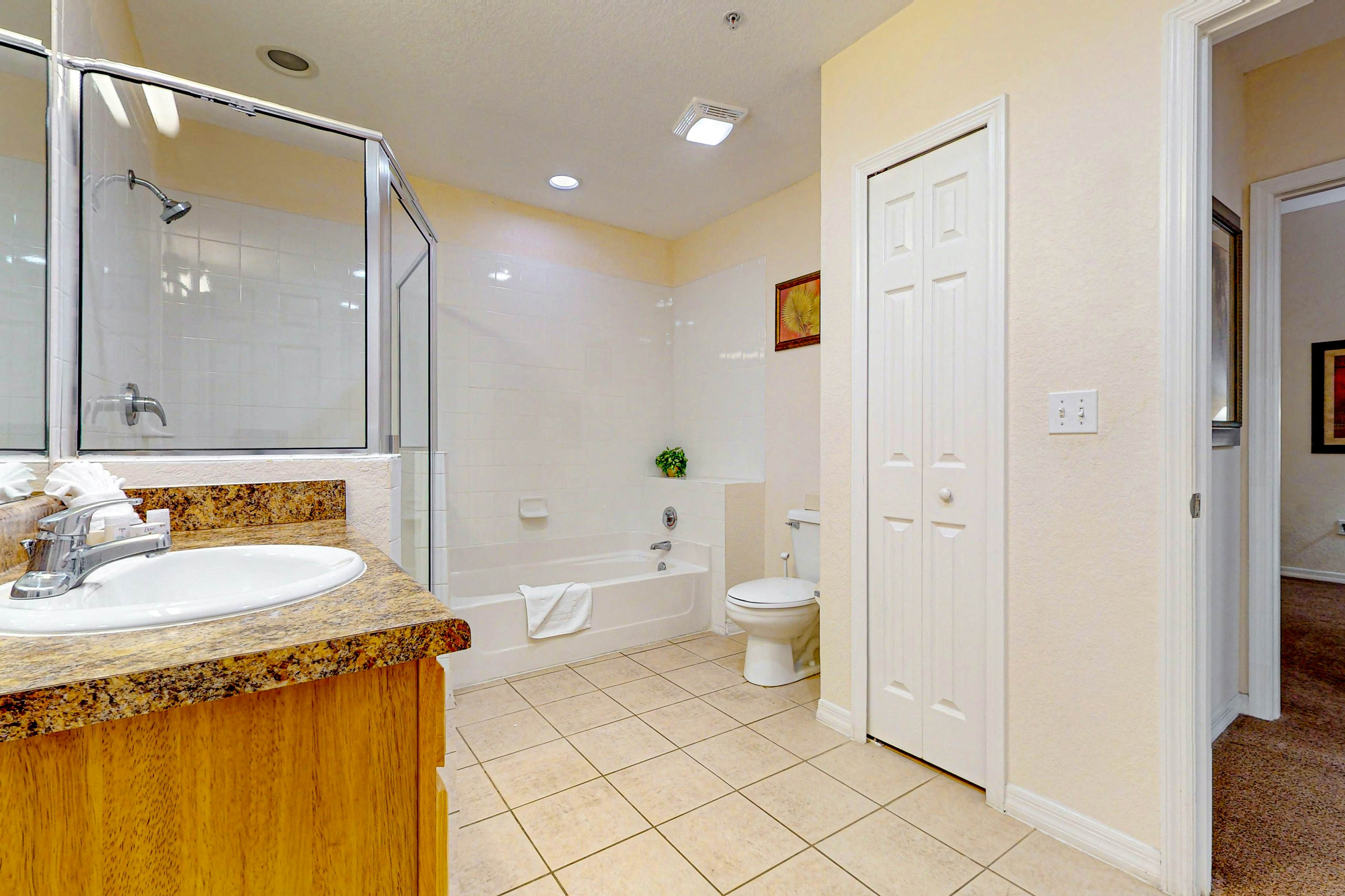 2nd floor condo w/ hot tub, balcony, sauna, shared pools, gym, near theme parks