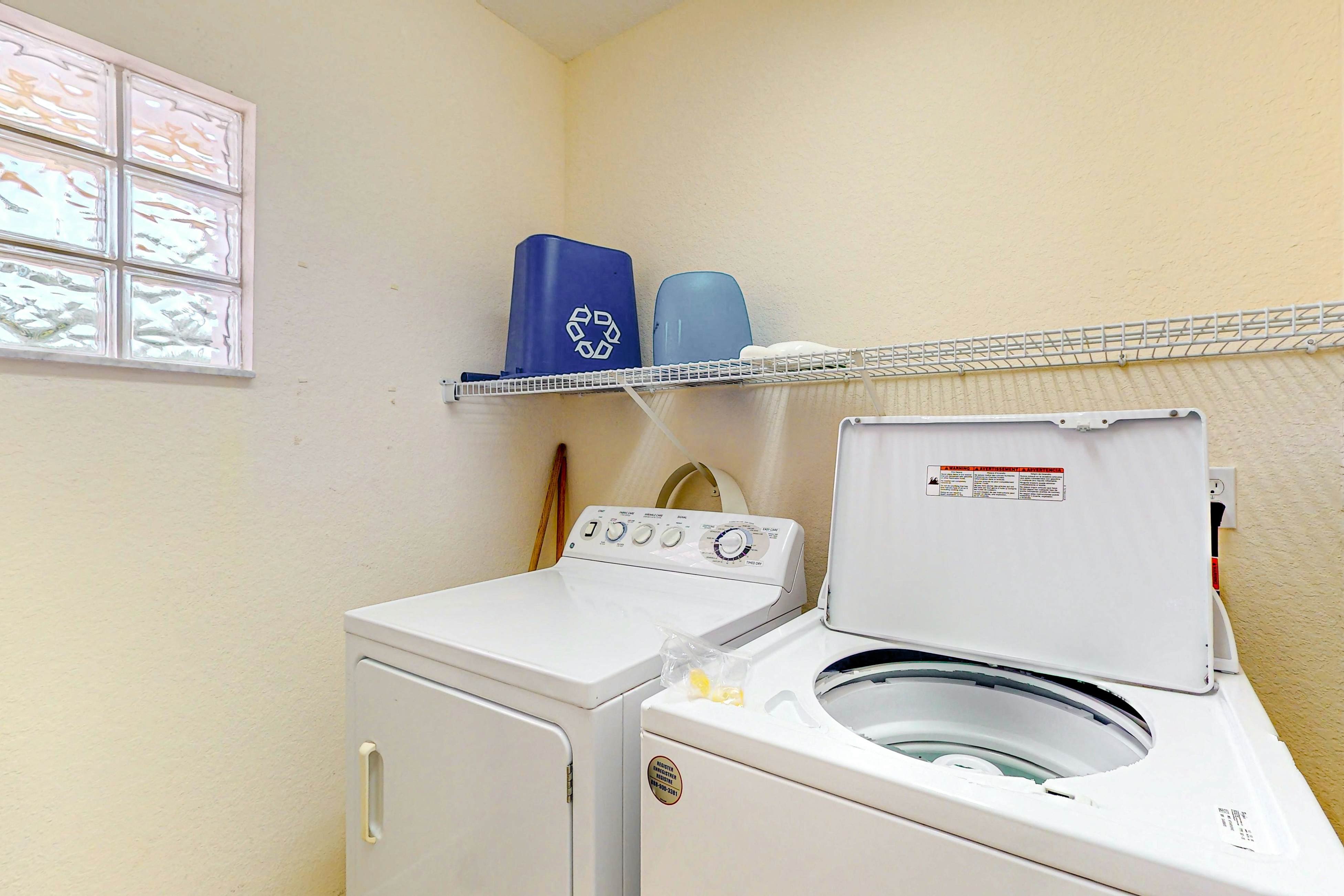 2nd floor condo w/ hot tub, balcony, sauna, shared pools, gym, near theme parks