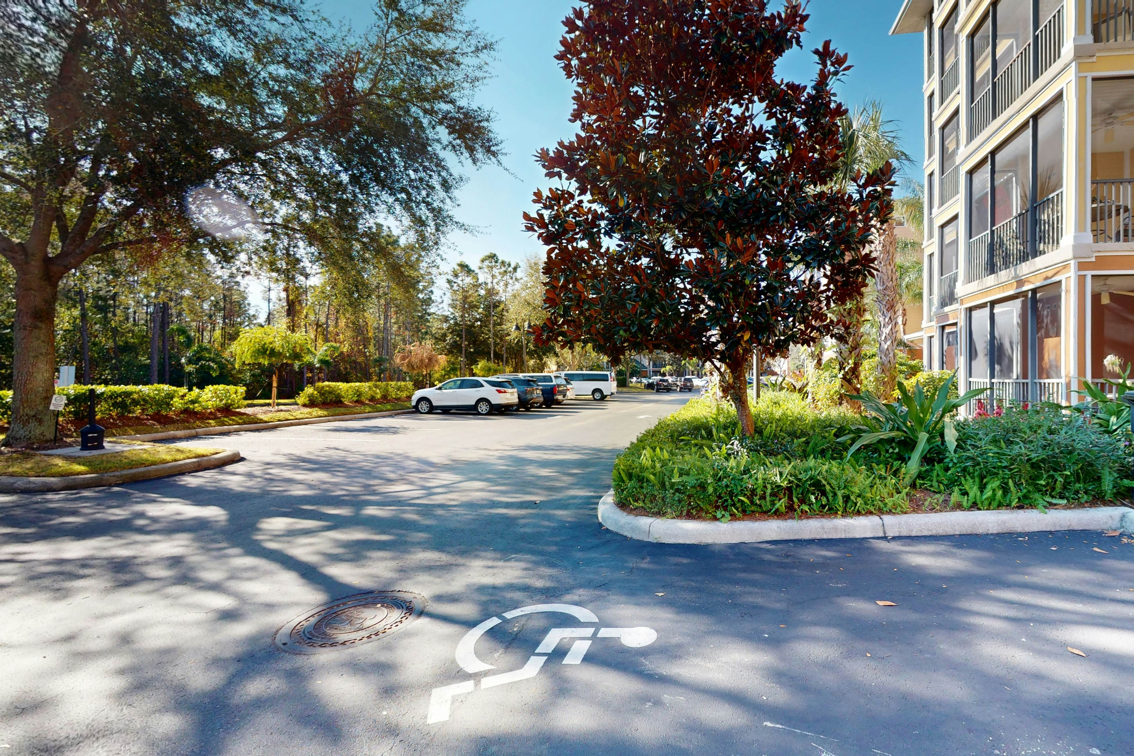 2nd floor condo w/ hot tub, balcony, sauna, shared pools, gym, near theme parks