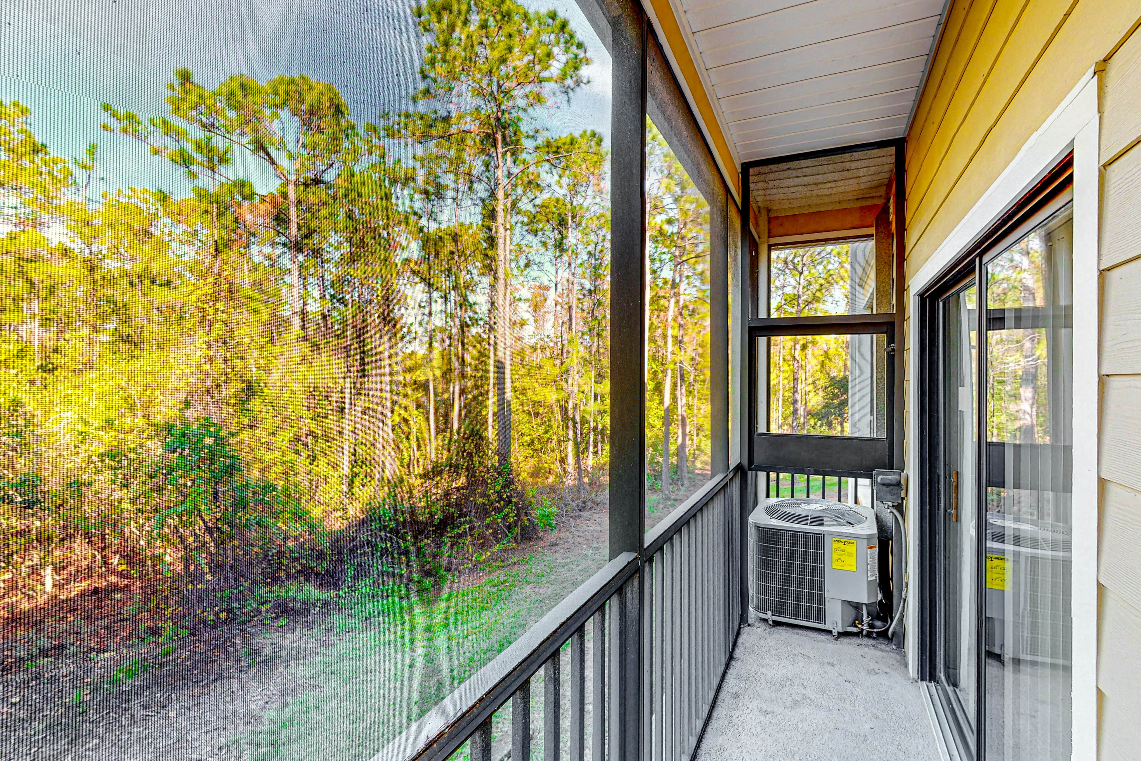 2nd floor condo w/ hot tub, balcony, sauna, shared pools, gym, near theme parks