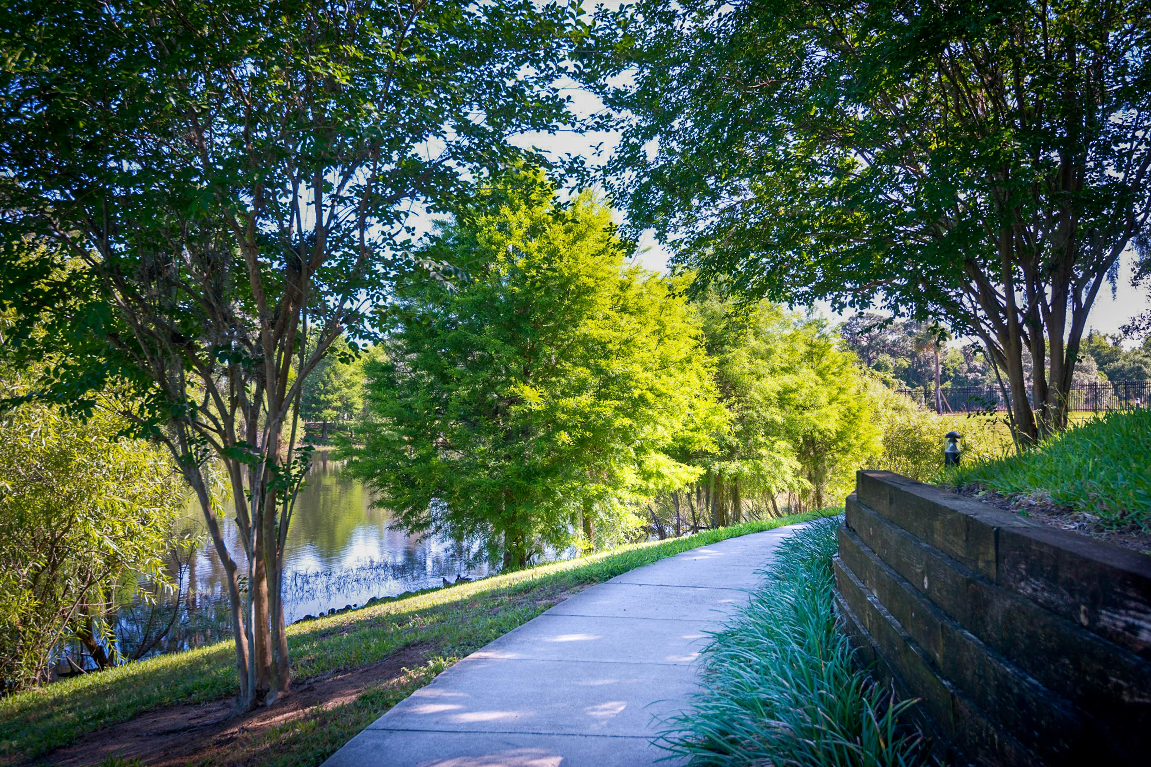 2nd floor condo w/ hot tub, balcony, sauna, shared pools, gym, near theme parks