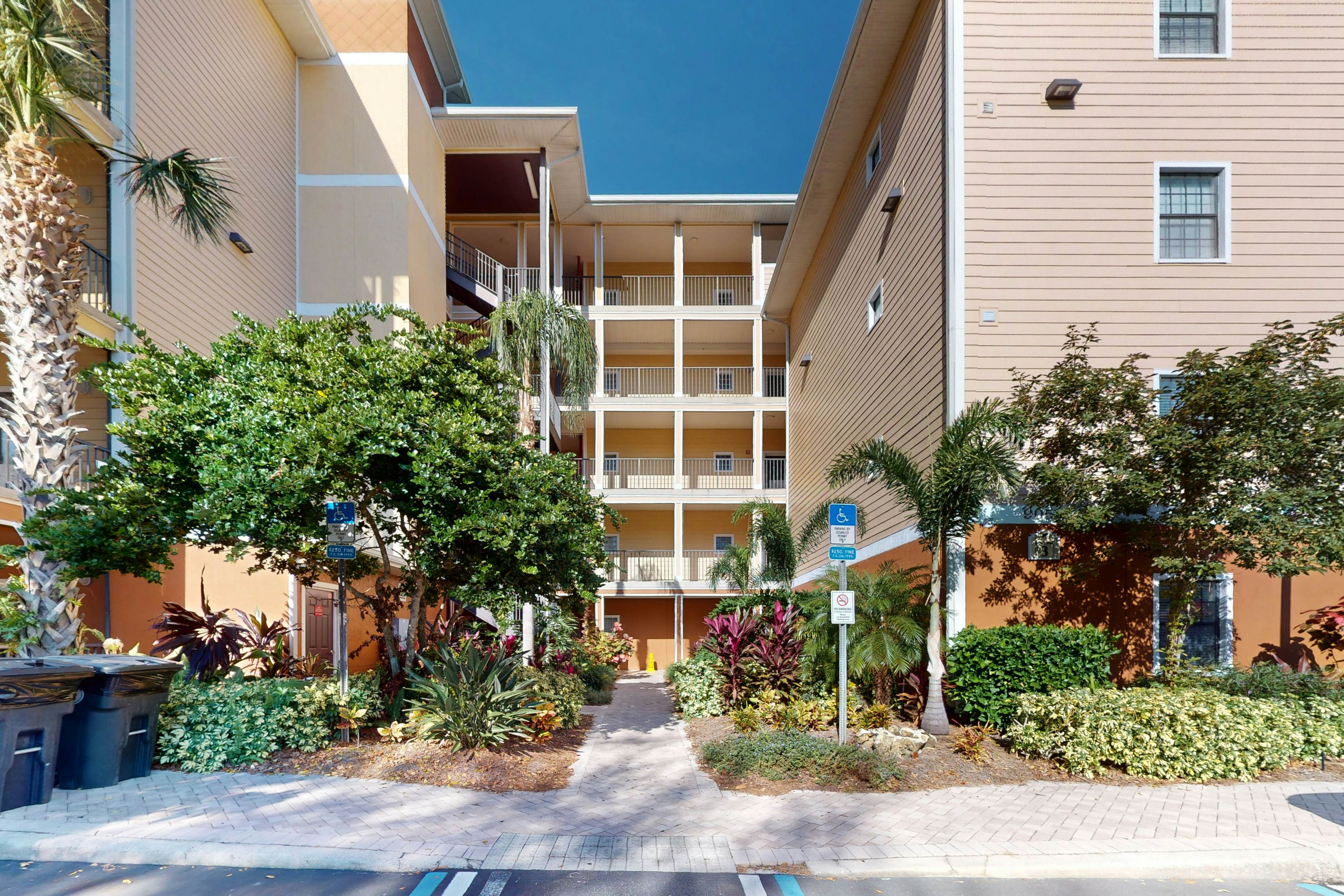 2nd floor condo w/ hot tub, balcony, sauna, shared pools, gym, near theme parks