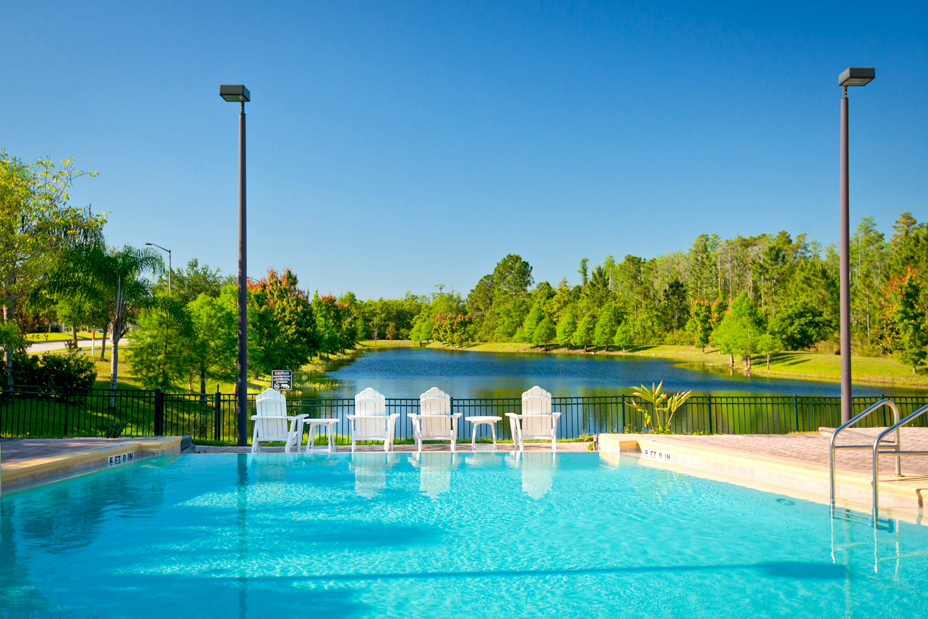 2nd floor condo w/ sauna, hot tub, gym, balcony, shared pools, near theme parks