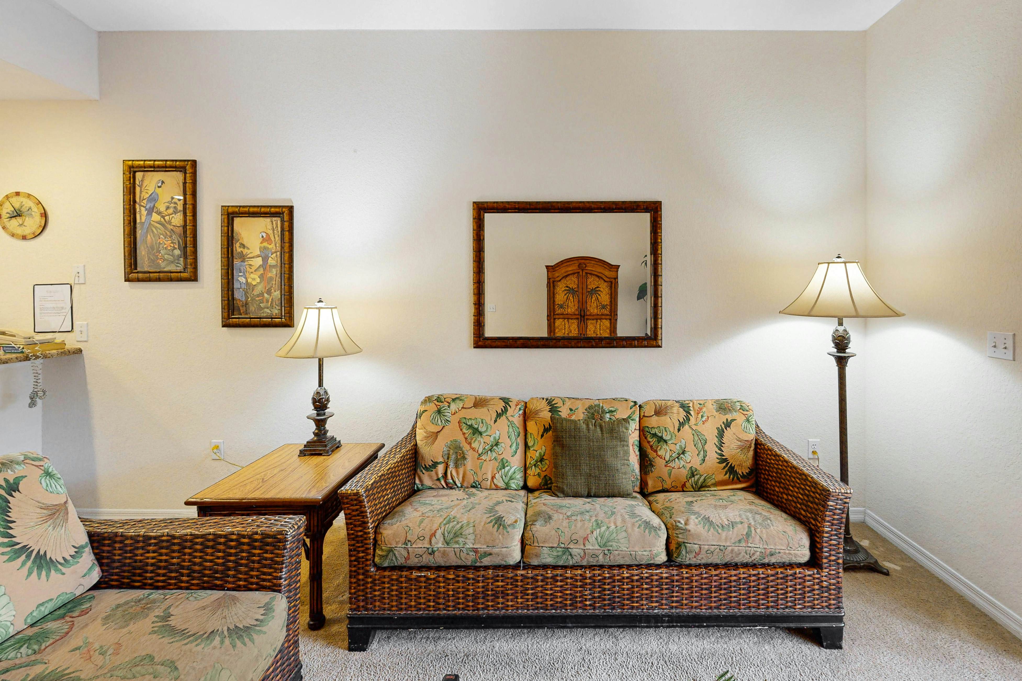 2nd floor condo w/ sauna, hot tub, gym, balcony, shared pools, near theme parks