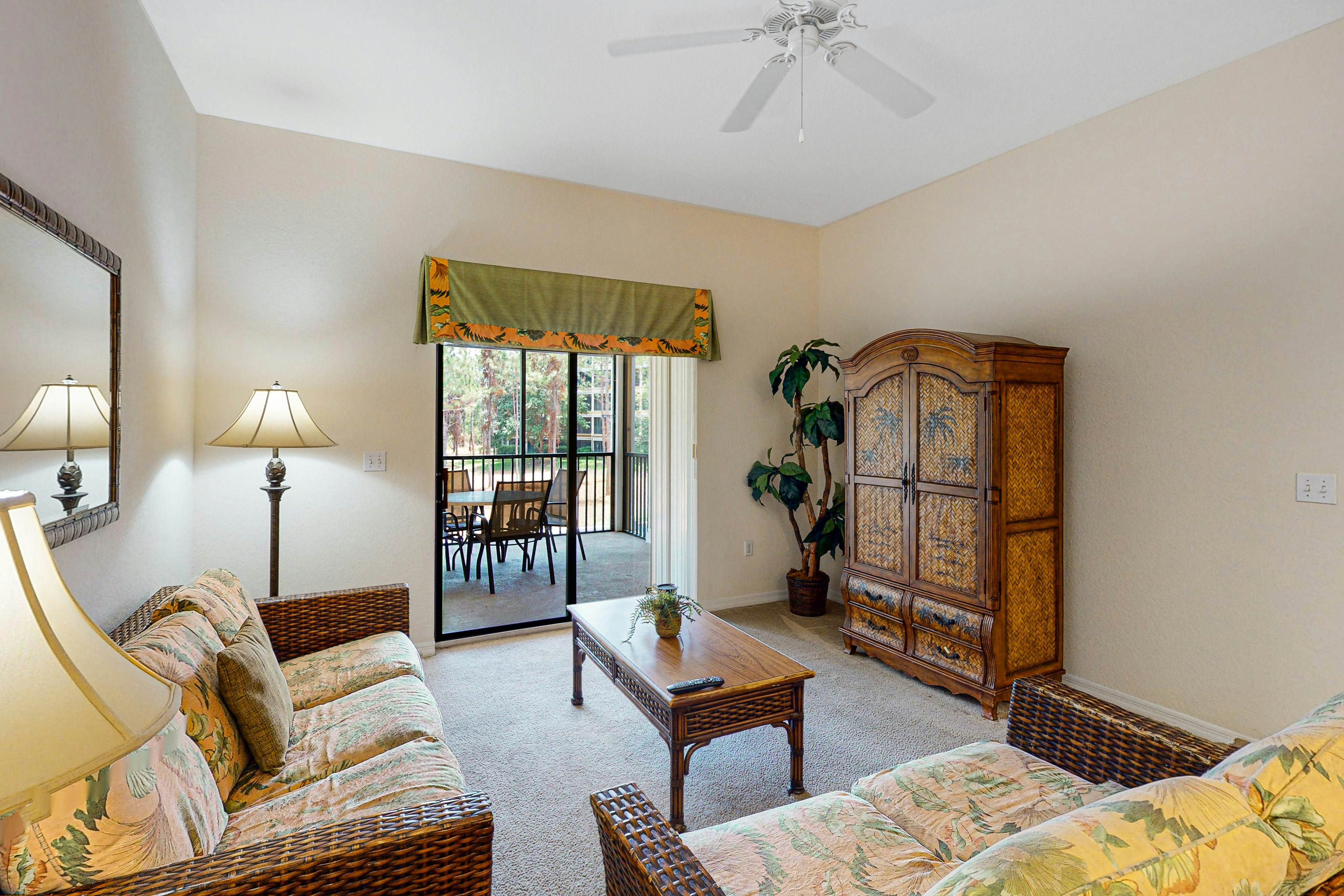 2nd floor condo w/ sauna, hot tub, gym, balcony, shared pools, near theme parks