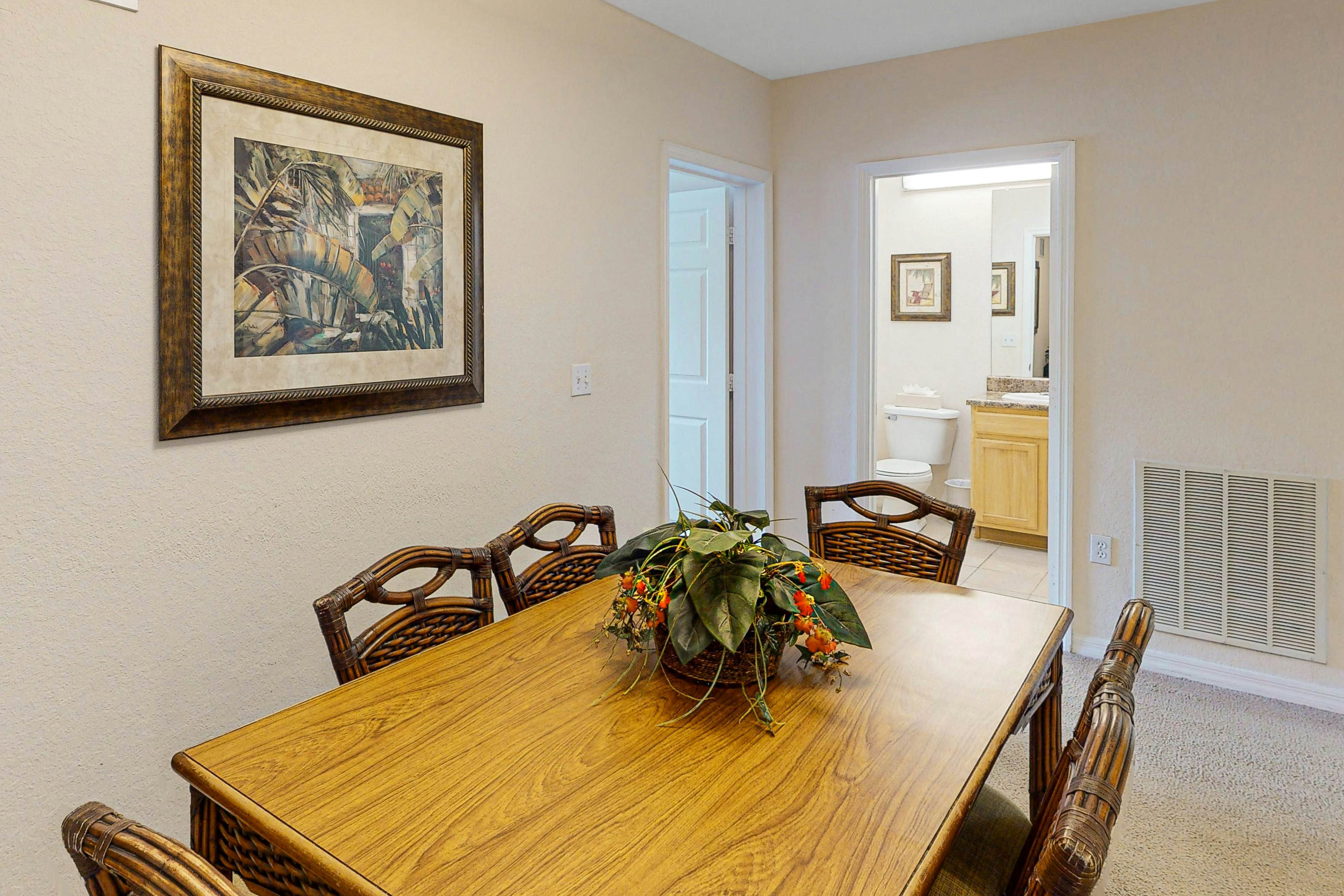 2nd floor condo w/ sauna, hot tub, gym, balcony, shared pools, near theme parks