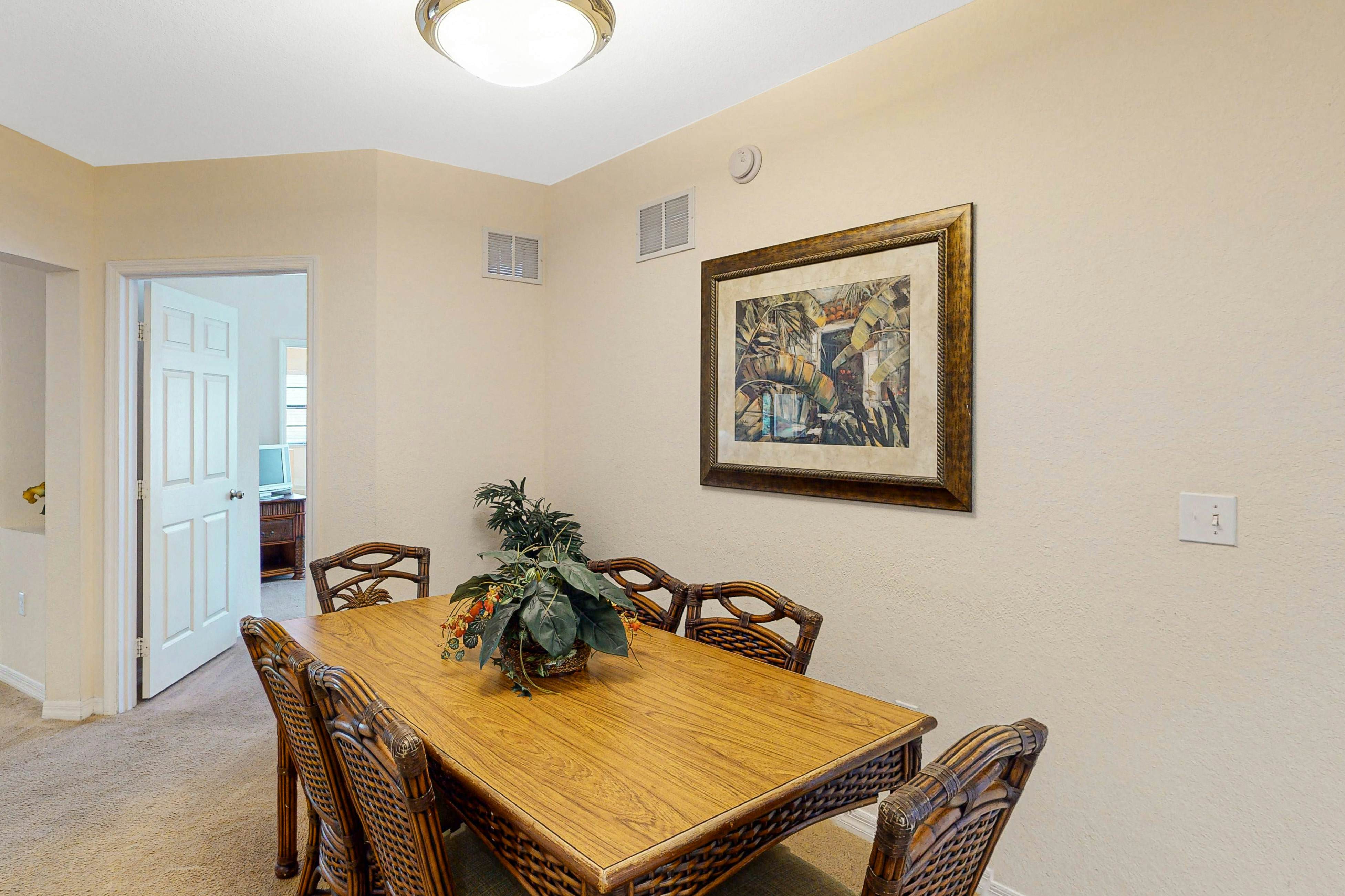 2nd floor condo w/ sauna, hot tub, gym, balcony, shared pools, near theme parks