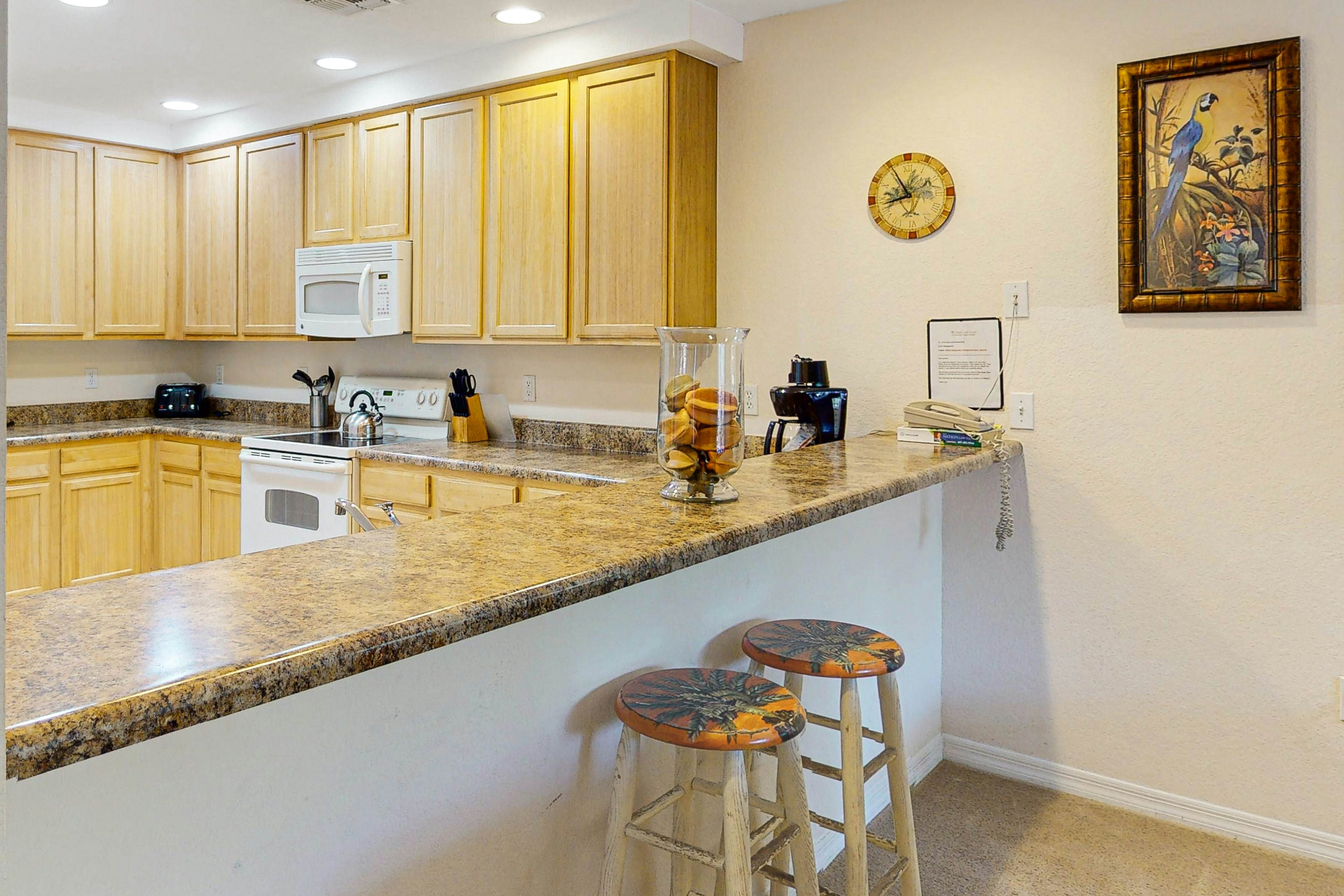 2nd floor condo w/ sauna, hot tub, gym, balcony, shared pools, near theme parks