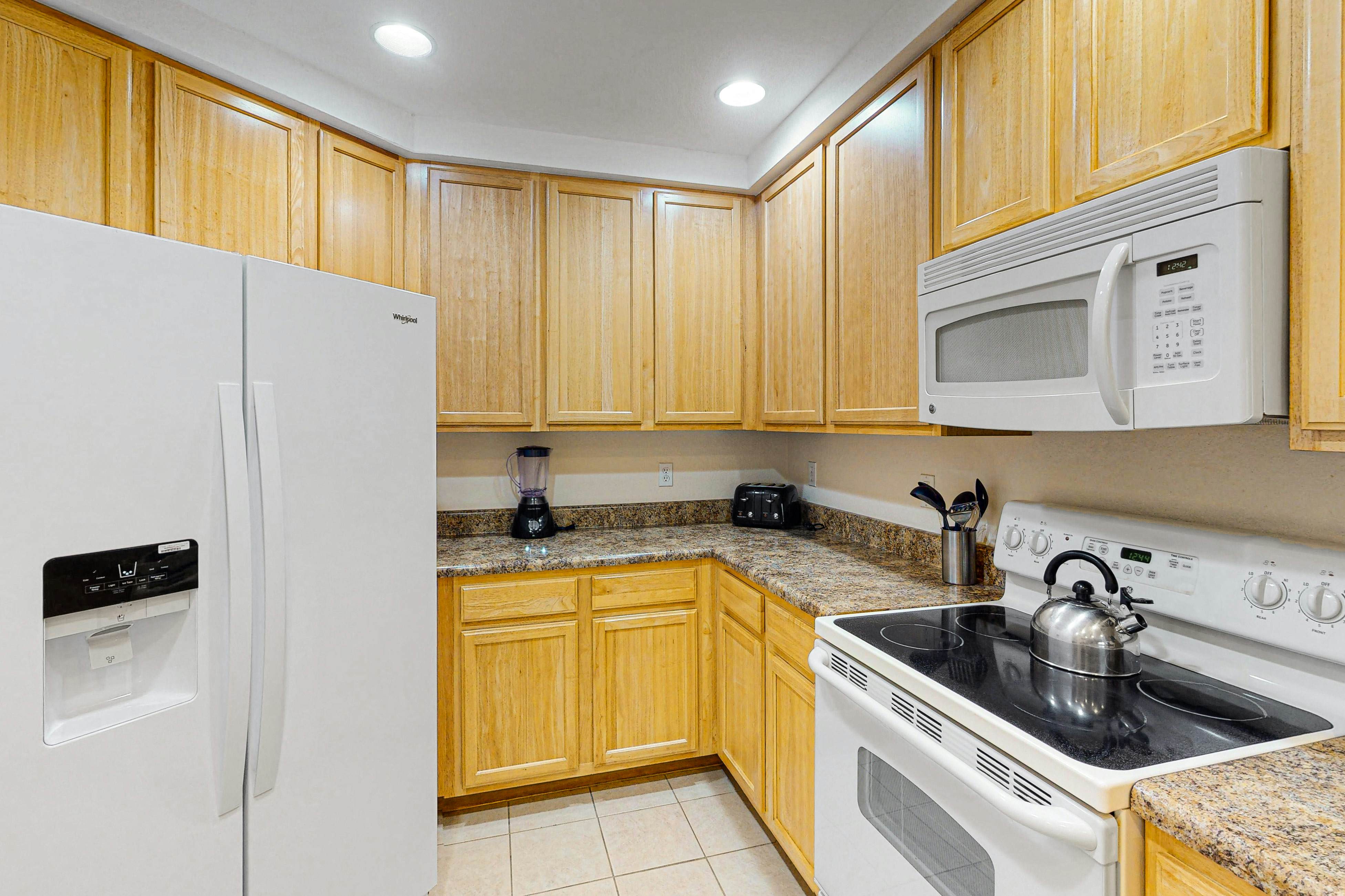 2nd floor condo w/ sauna, hot tub, gym, balcony, shared pools, near theme parks