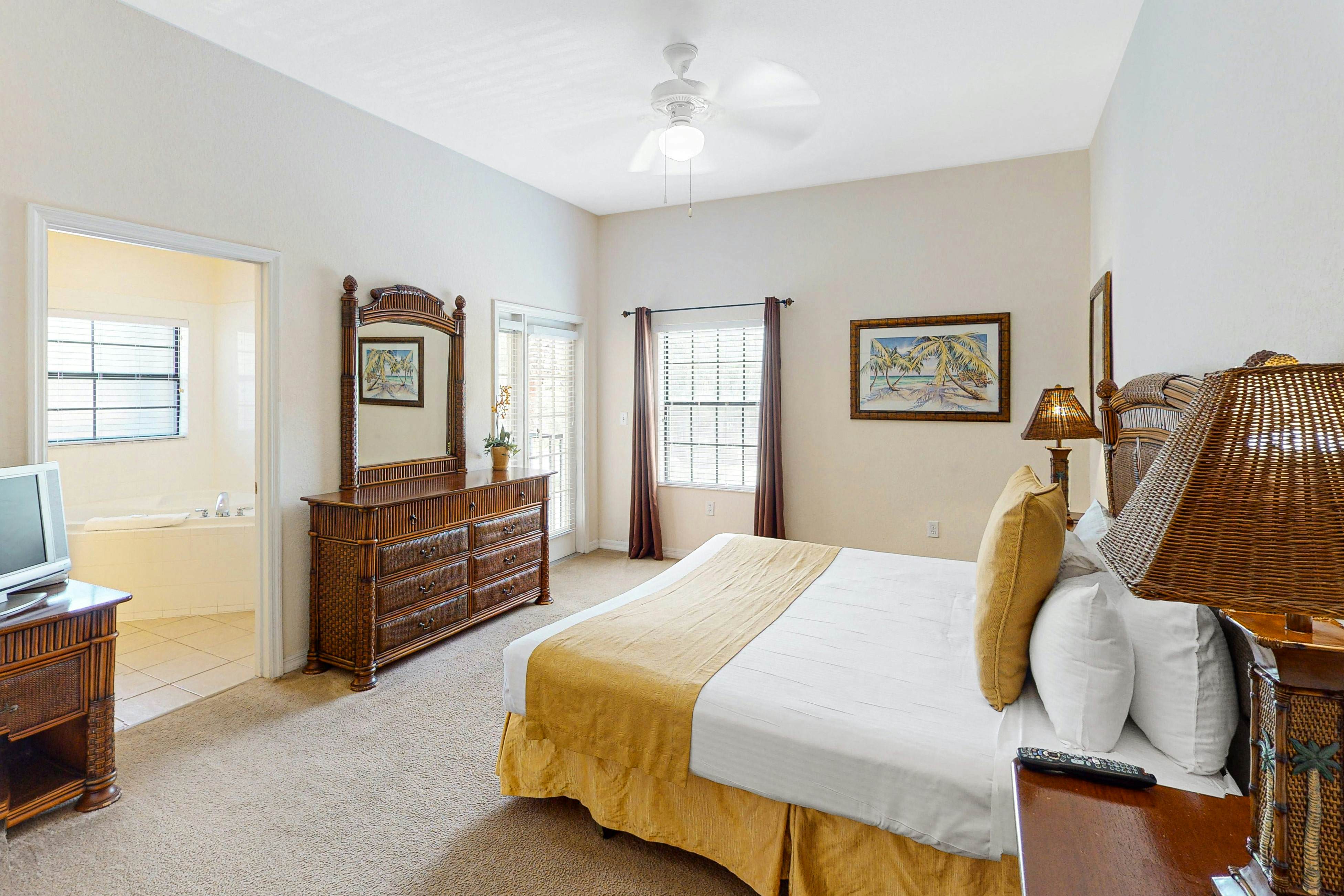 2nd floor condo w/ sauna, hot tub, gym, balcony, shared pools, near theme parks