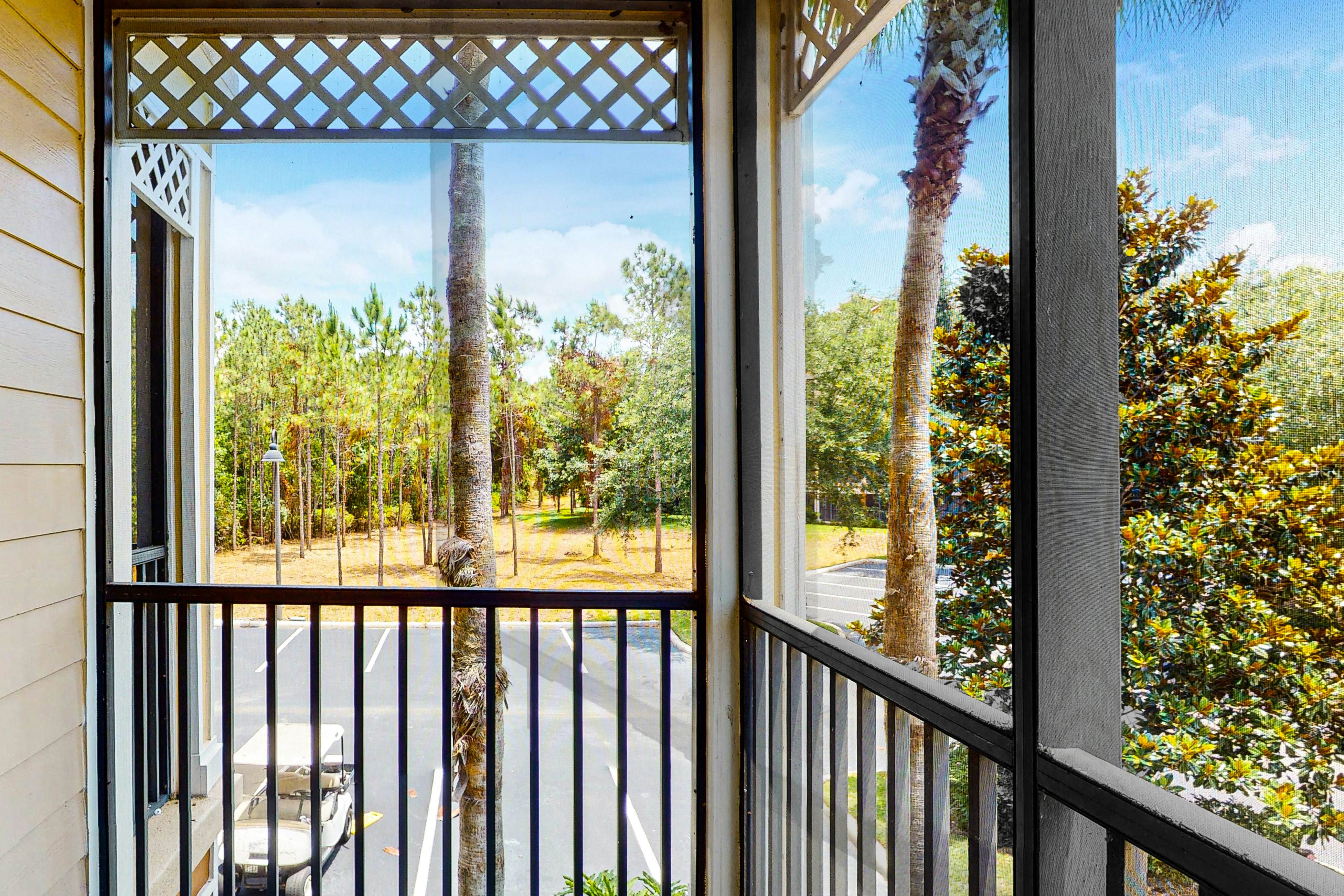 2nd floor condo w/ sauna, hot tub, gym, balcony, shared pools, near theme parks