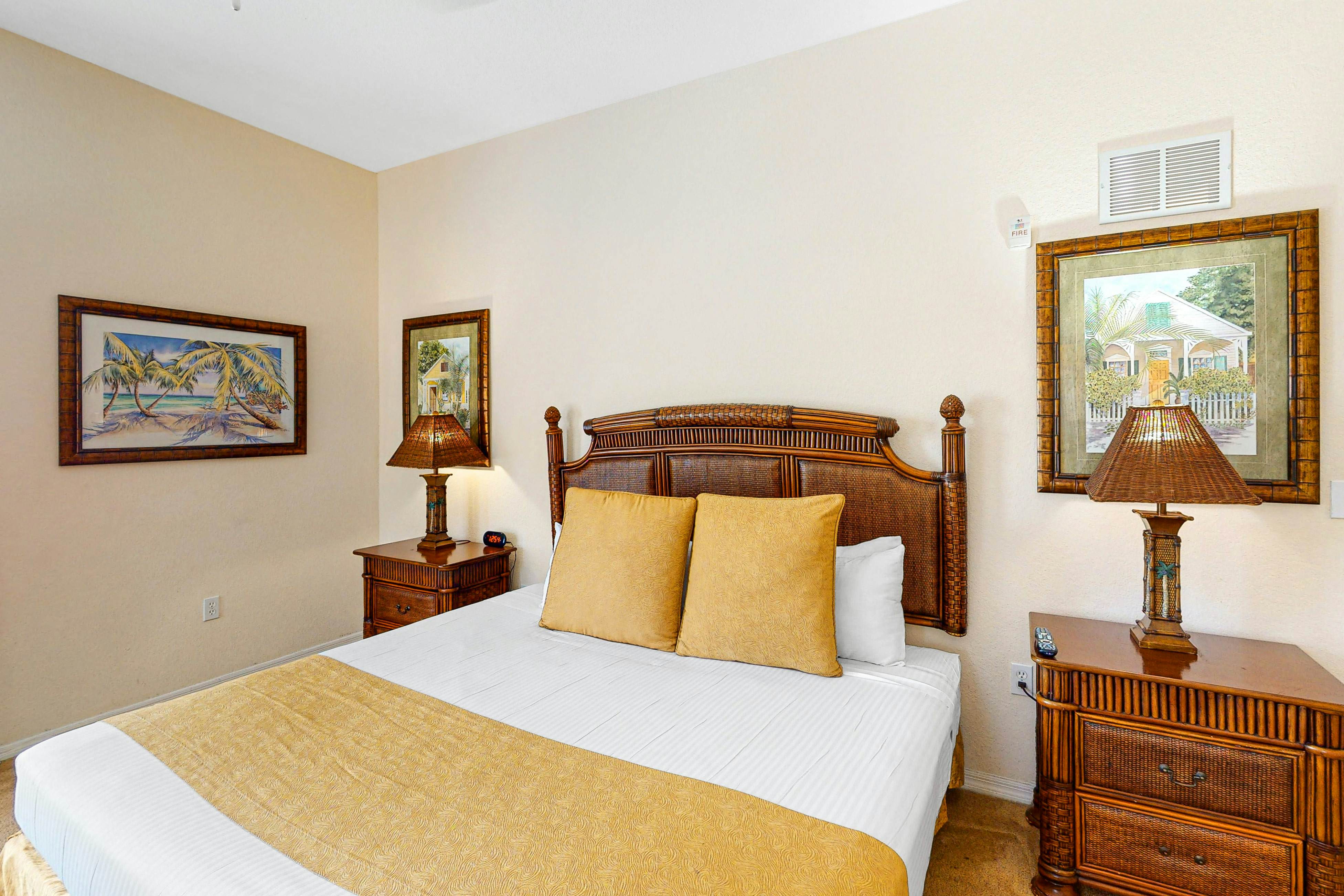 2nd floor condo w/ sauna, hot tub, gym, balcony, shared pools, near theme parks