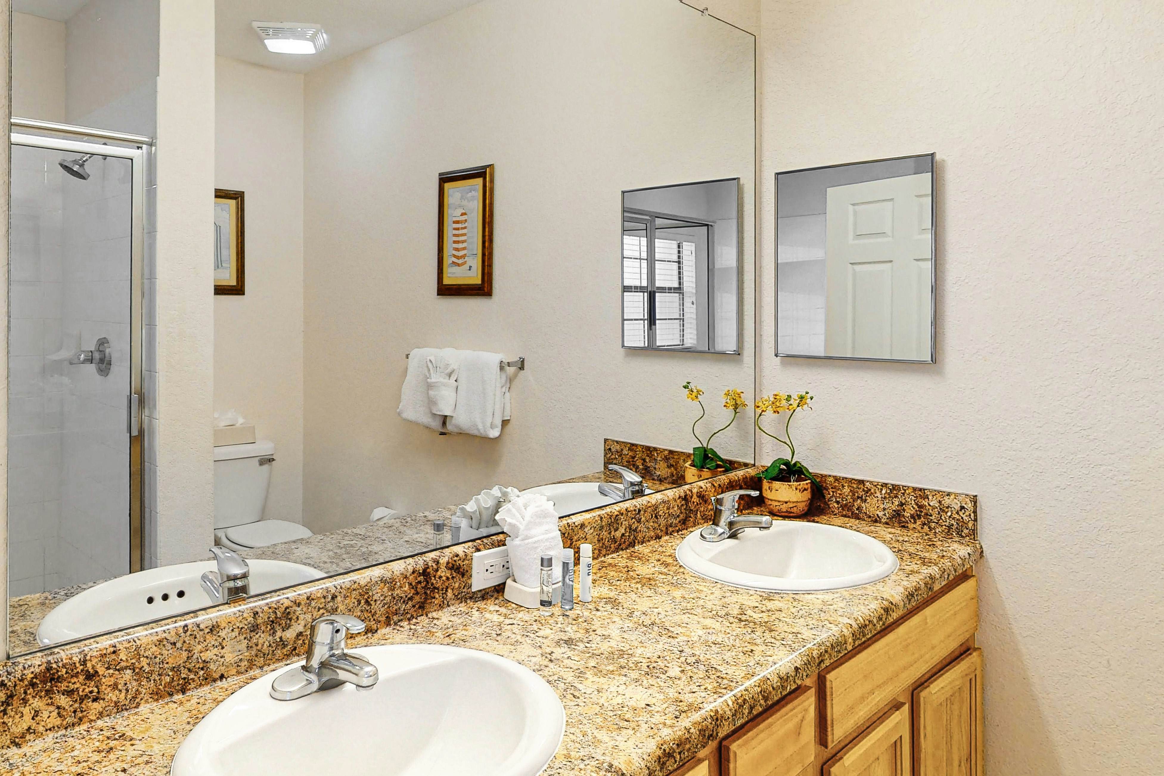 2nd floor condo w/ sauna, hot tub, gym, balcony, shared pools, near theme parks