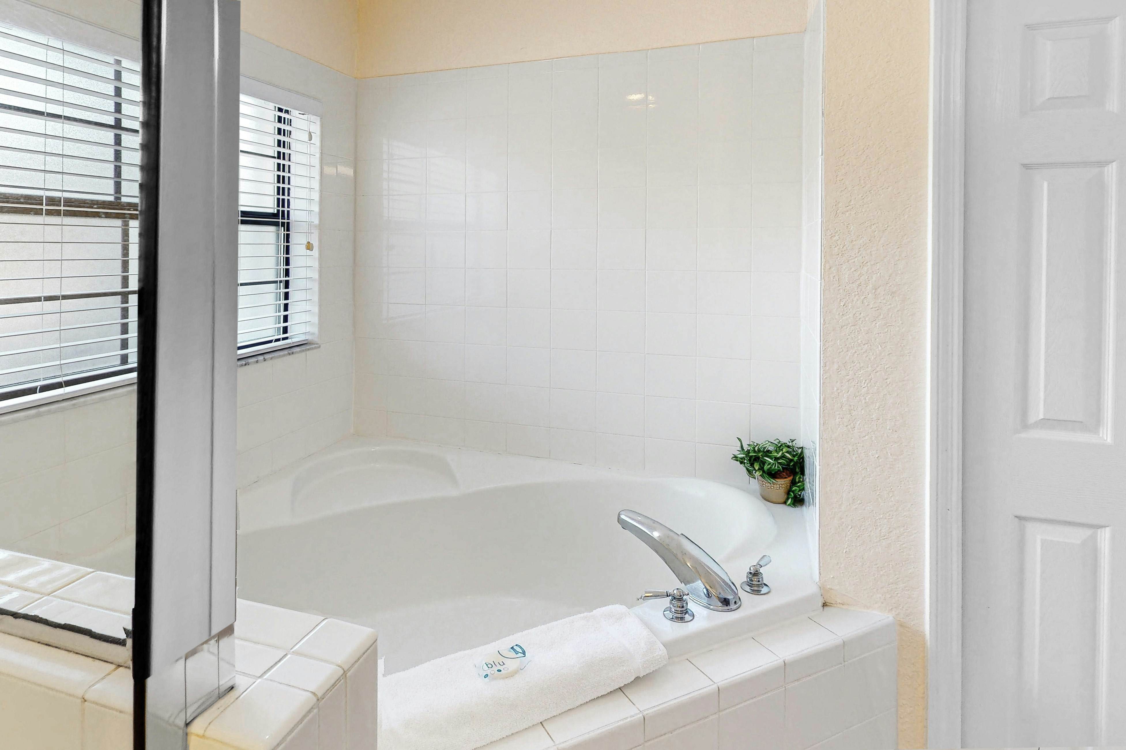 2nd floor condo w/ sauna, hot tub, gym, balcony, shared pools, near theme parks