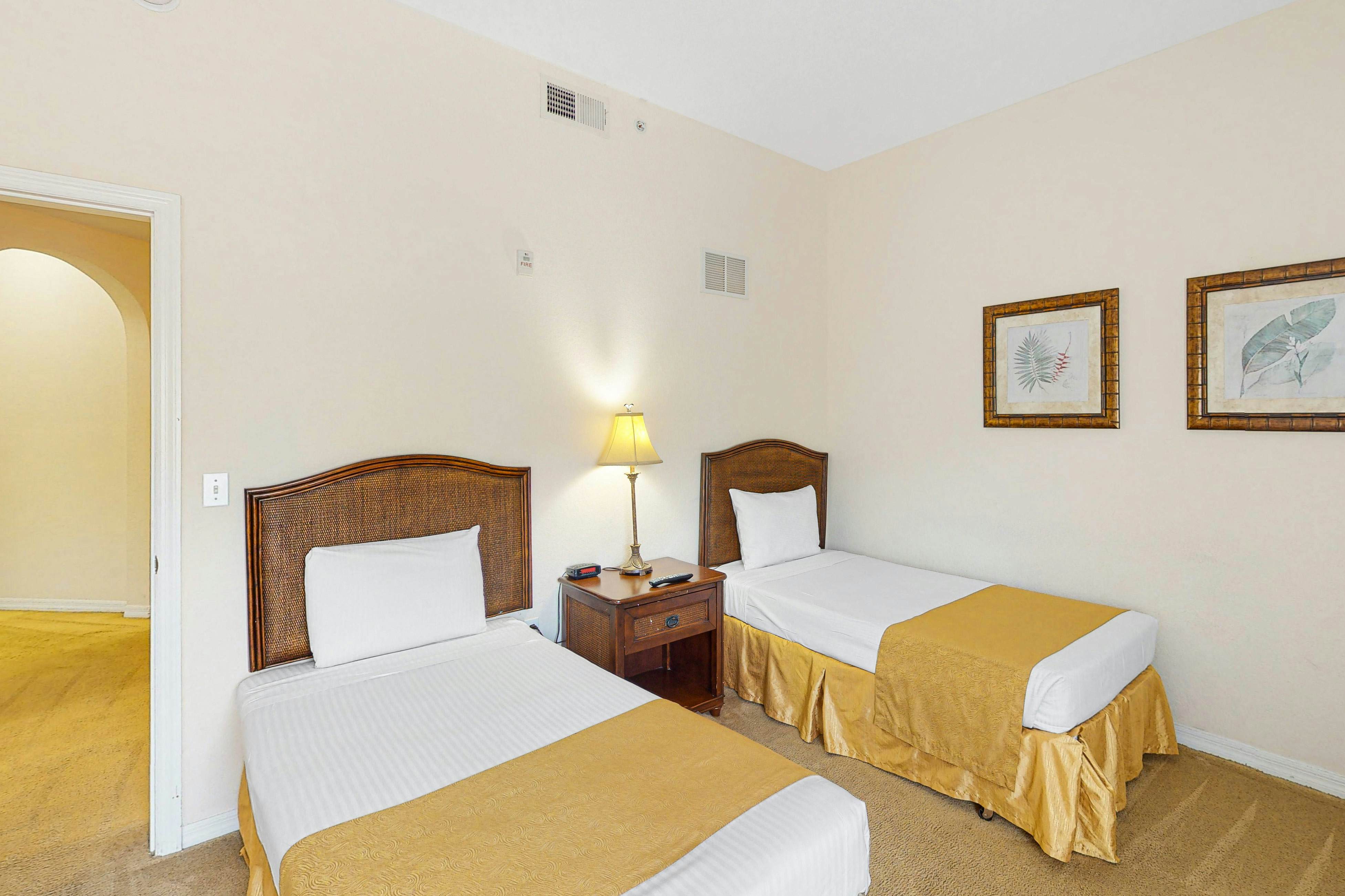 2nd floor condo w/ sauna, hot tub, gym, balcony, shared pools, near theme parks