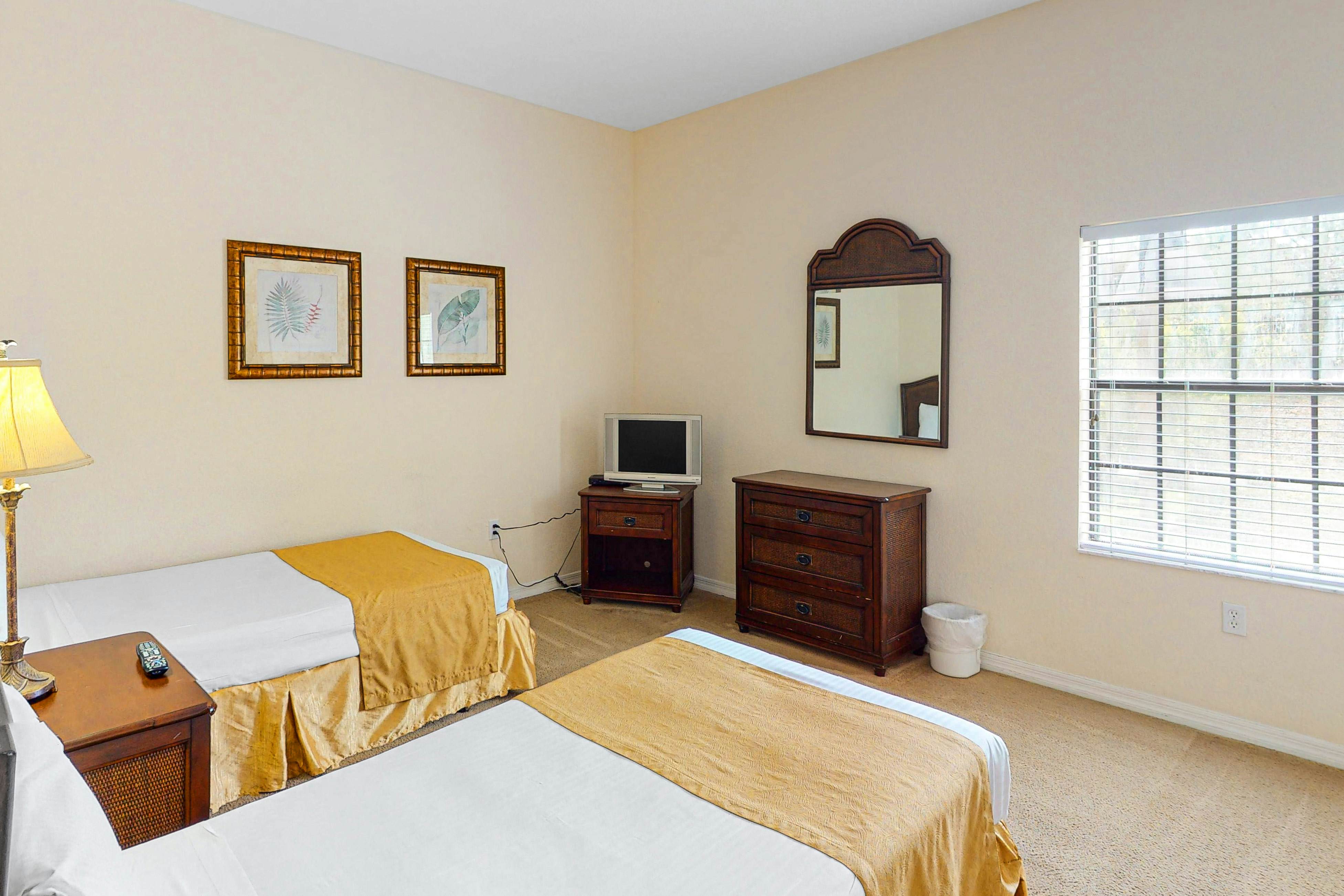 2nd floor condo w/ sauna, hot tub, gym, balcony, shared pools, near theme parks