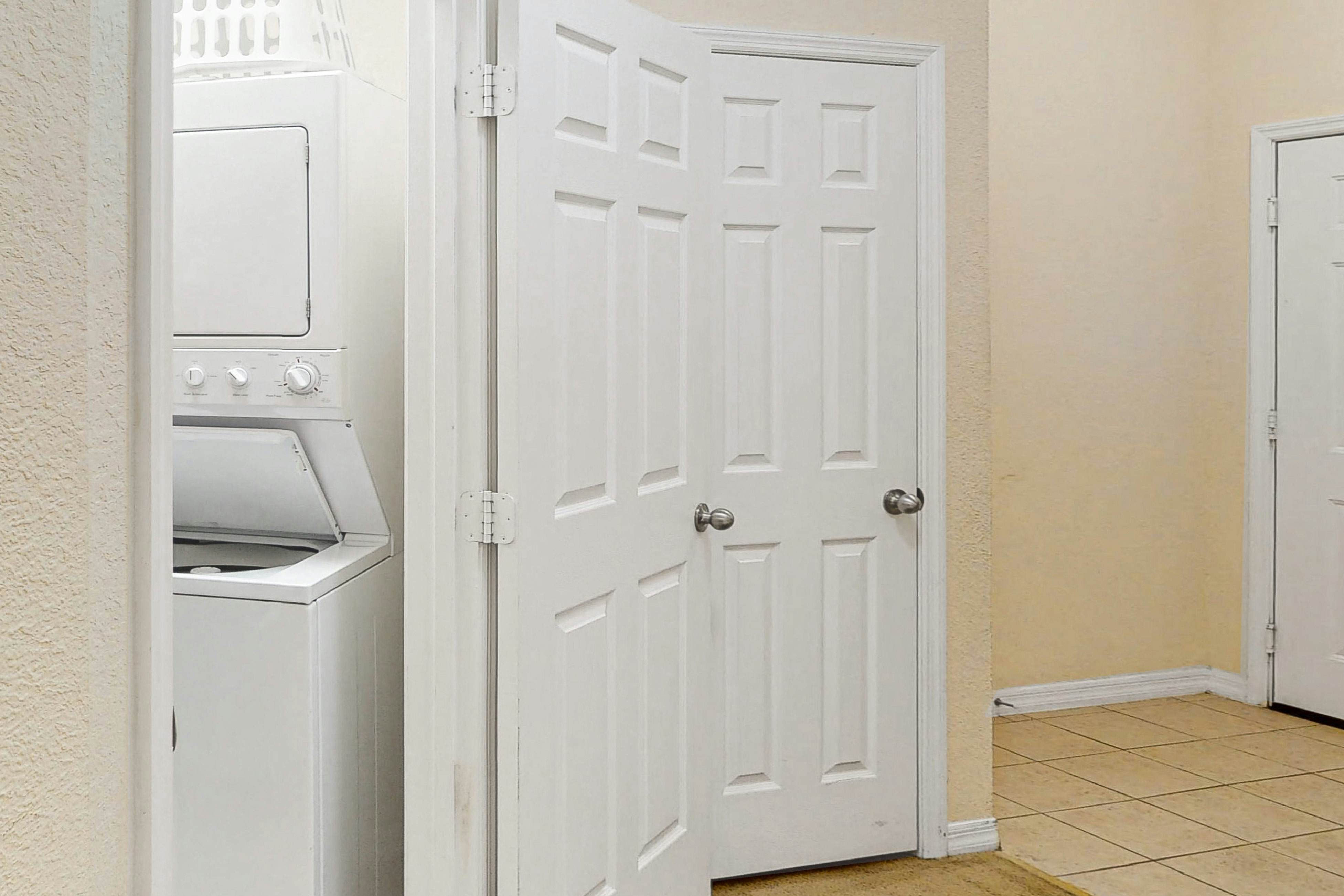 2nd floor condo w/ sauna, hot tub, gym, balcony, shared pools, near theme parks