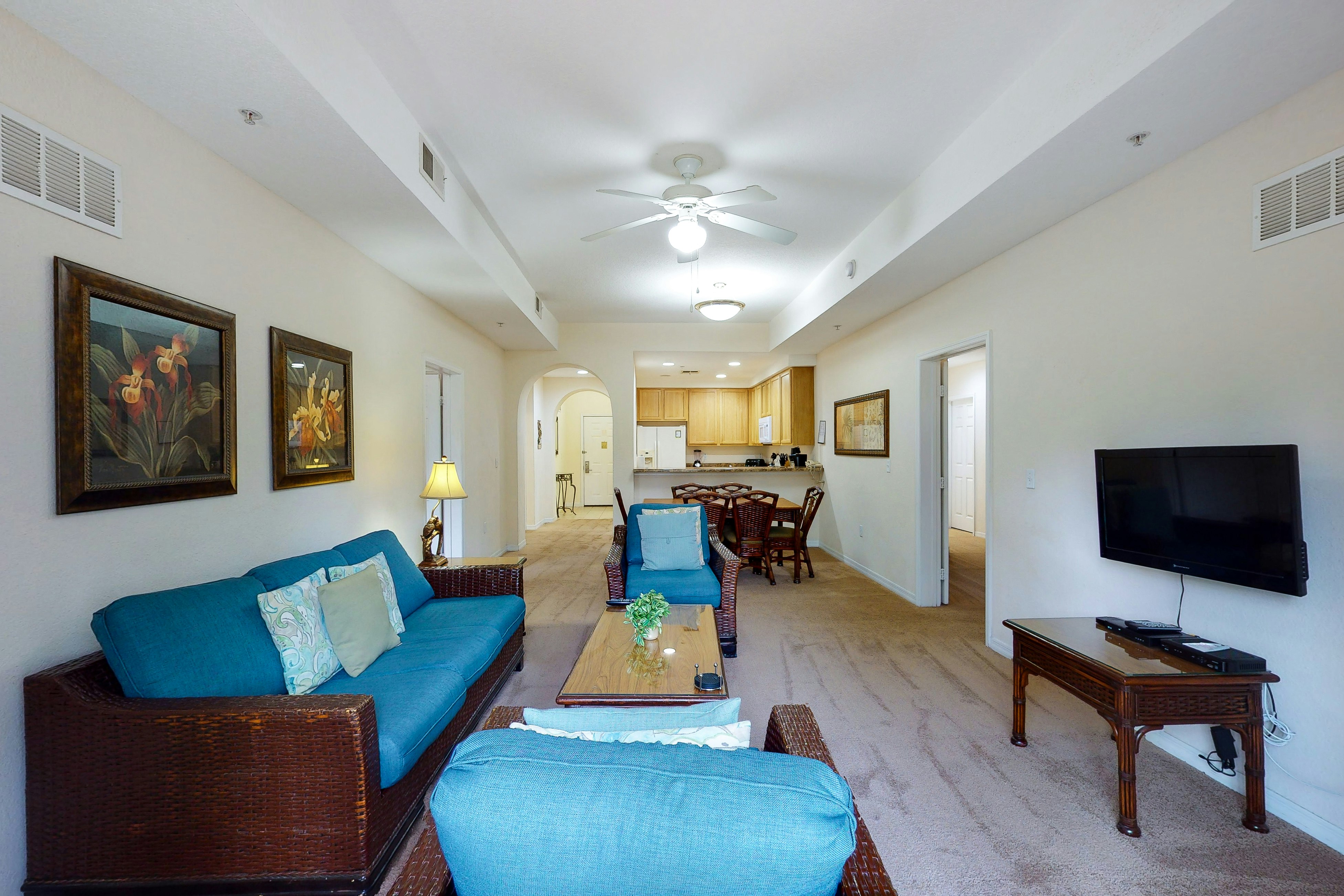 3rd floor condo w/ gym, shared pools, balcony, hot tub, sauna, near theme parks