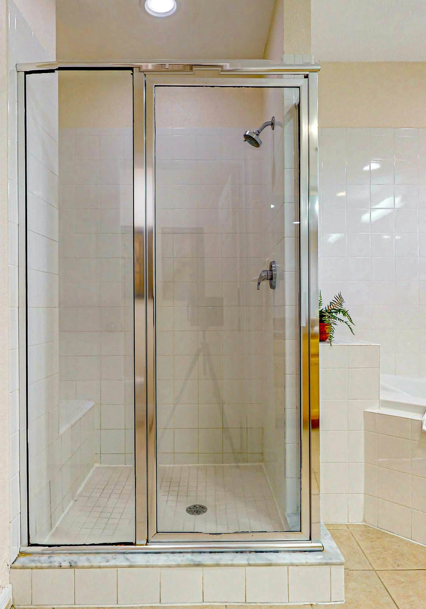 4th floor condo w/ hot tub, sauna, balcony, gym, shared pools, near theme parks