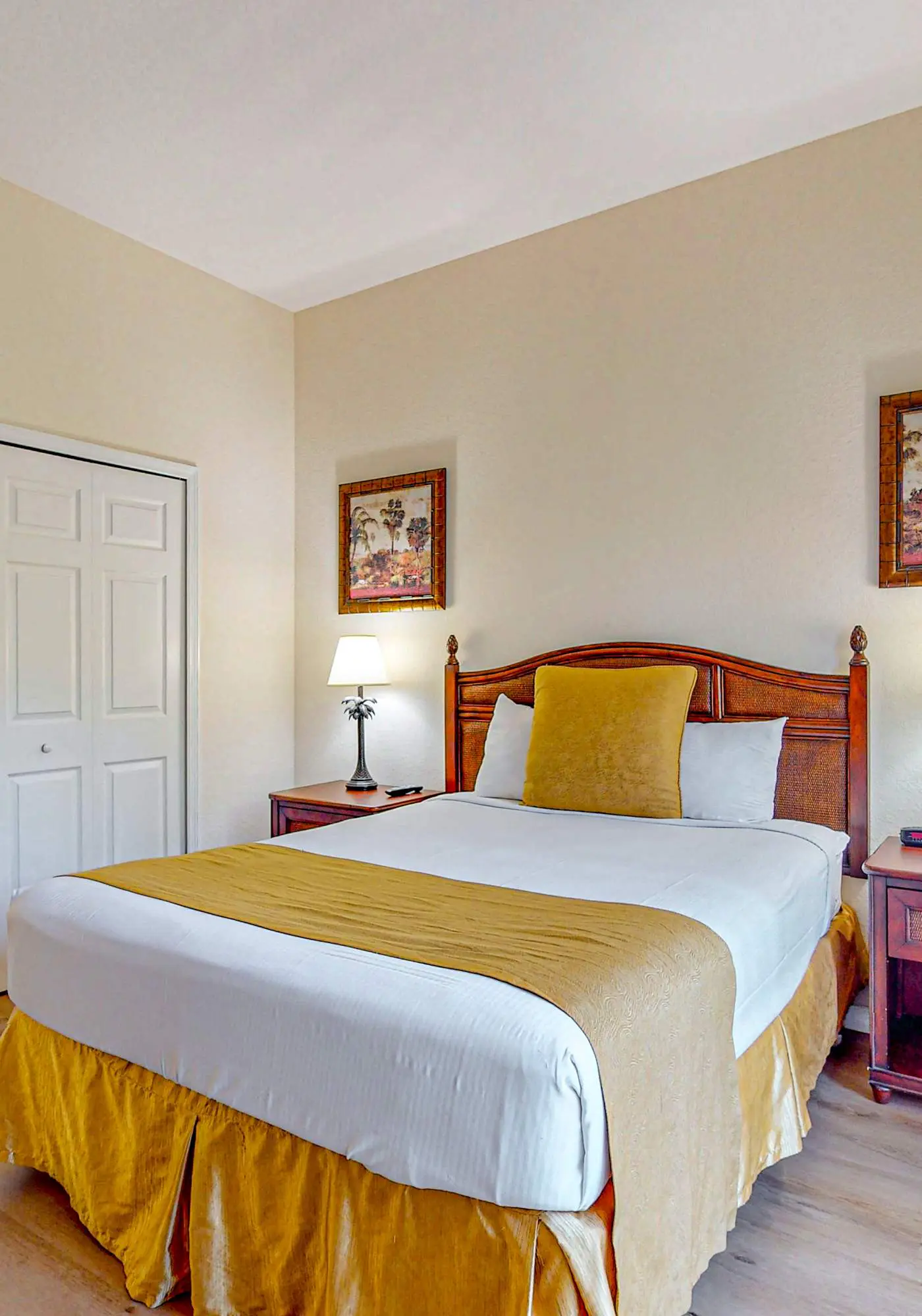 4th floor condo w/ hot tub, sauna, balcony, gym, shared pools, near theme parks
