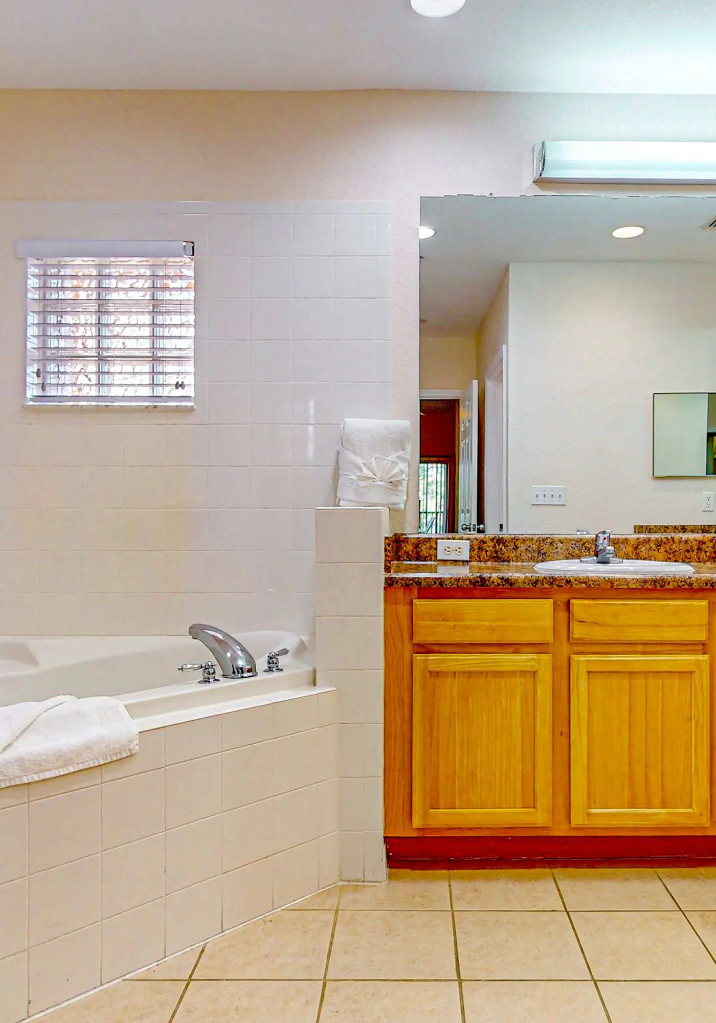 4th floor condo w/ hot tub, sauna, balcony, gym, shared pools, near theme parks