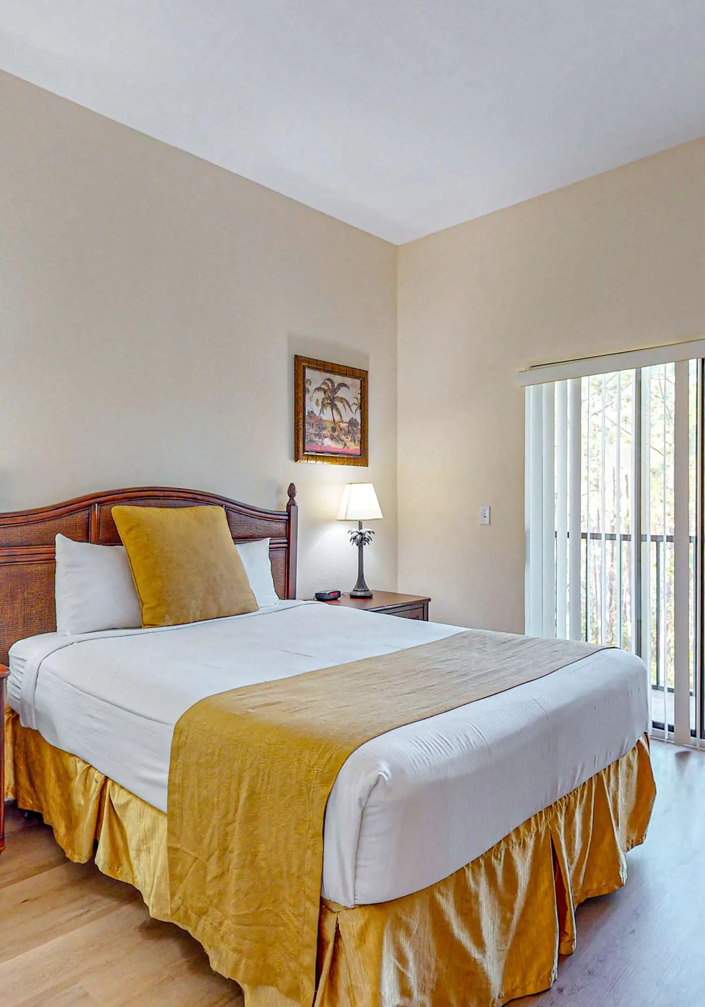 4th floor condo w/ hot tub, sauna, balcony, gym, shared pools, near theme parks