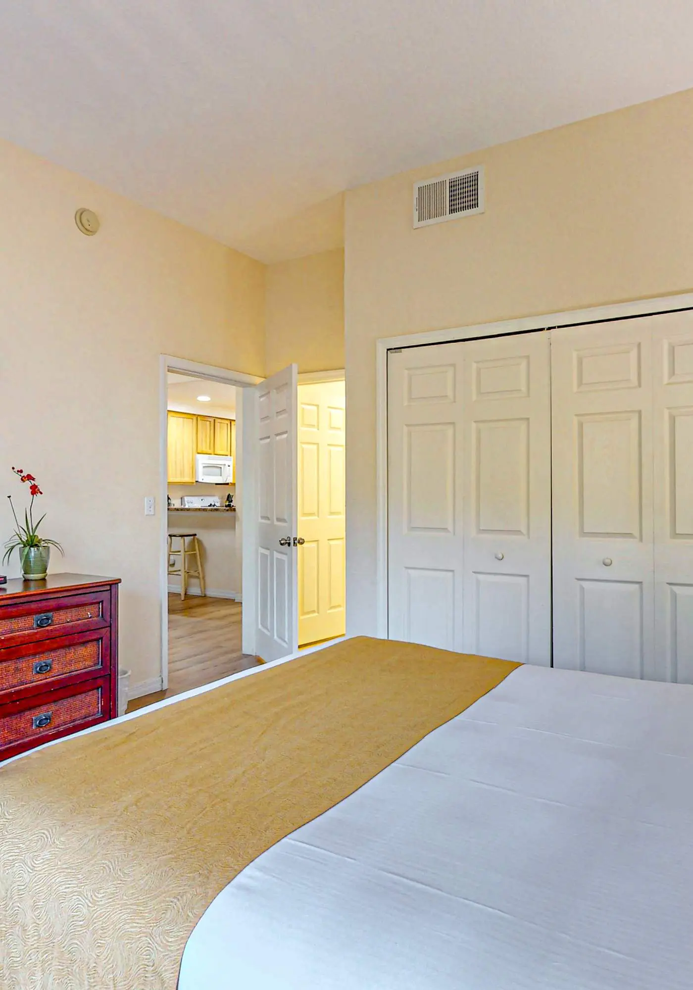 4th floor condo w/ hot tub, sauna, balcony, gym, shared pools, near theme parks