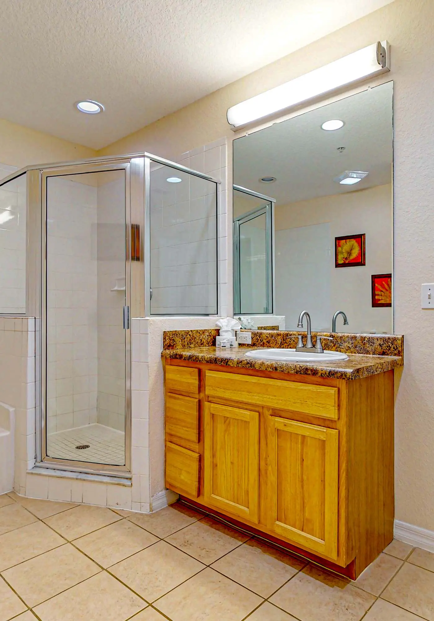 4th floor condo w/ hot tub, sauna, balcony, gym, shared pools, near theme parks