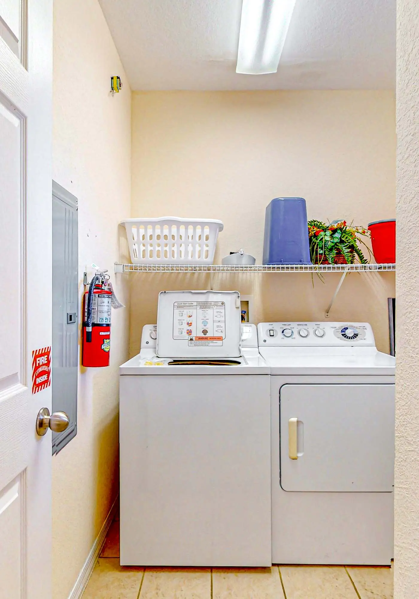 4th floor condo w/ hot tub, sauna, balcony, gym, shared pools, near theme parks