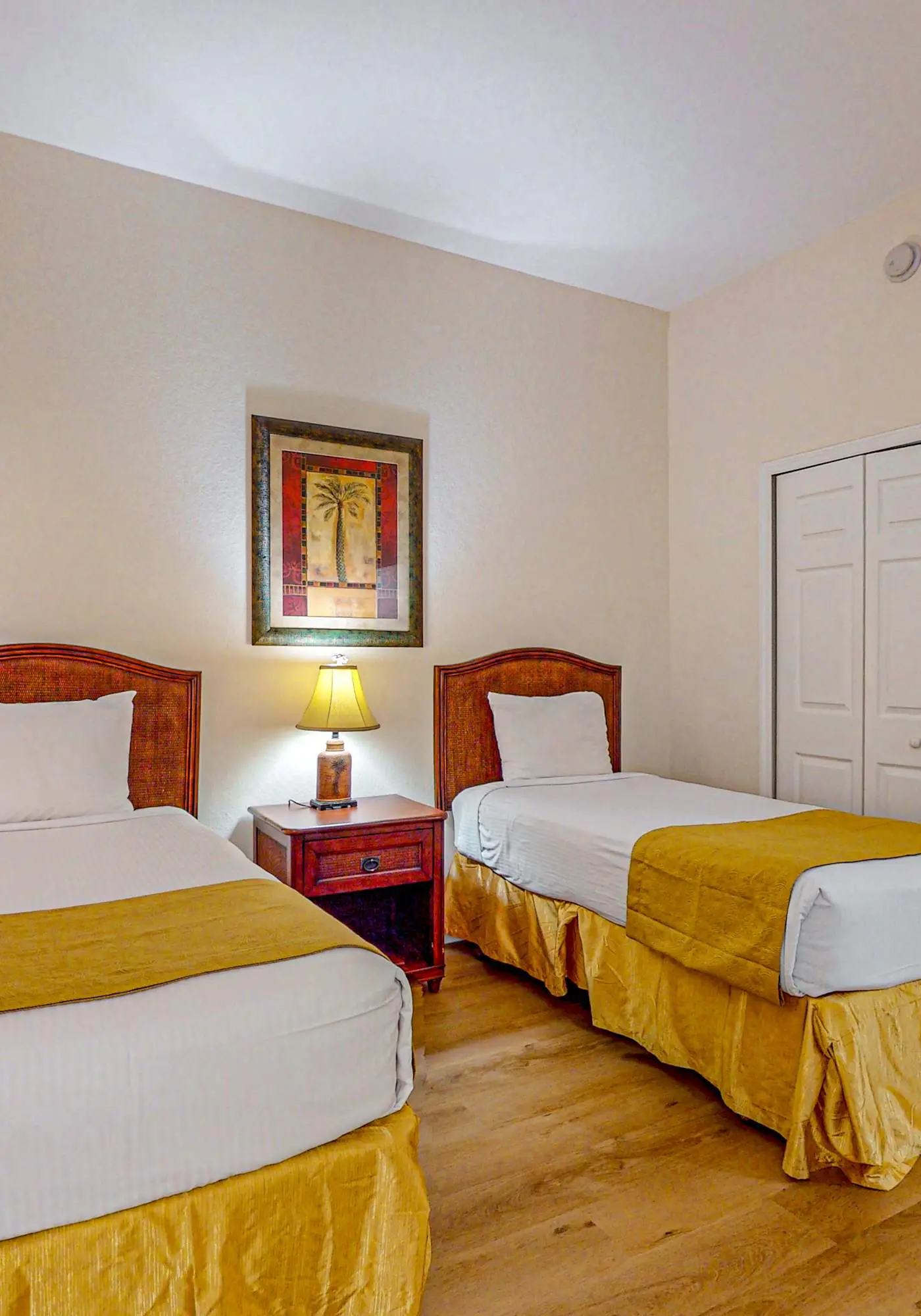 4th floor condo w/ hot tub, sauna, balcony, gym, shared pools, near theme parks