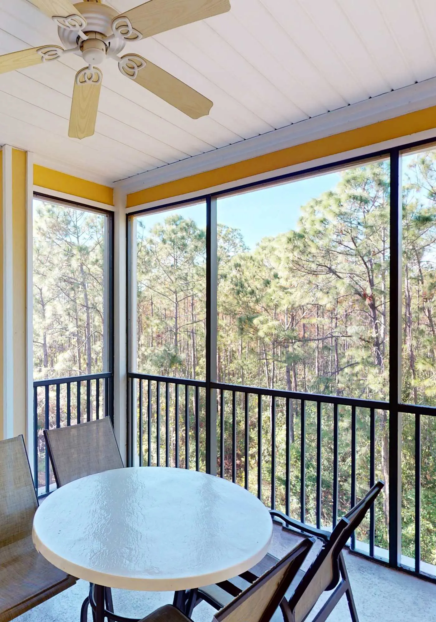 4th floor condo w/ hot tub, sauna, balcony, gym, shared pools, near theme parks