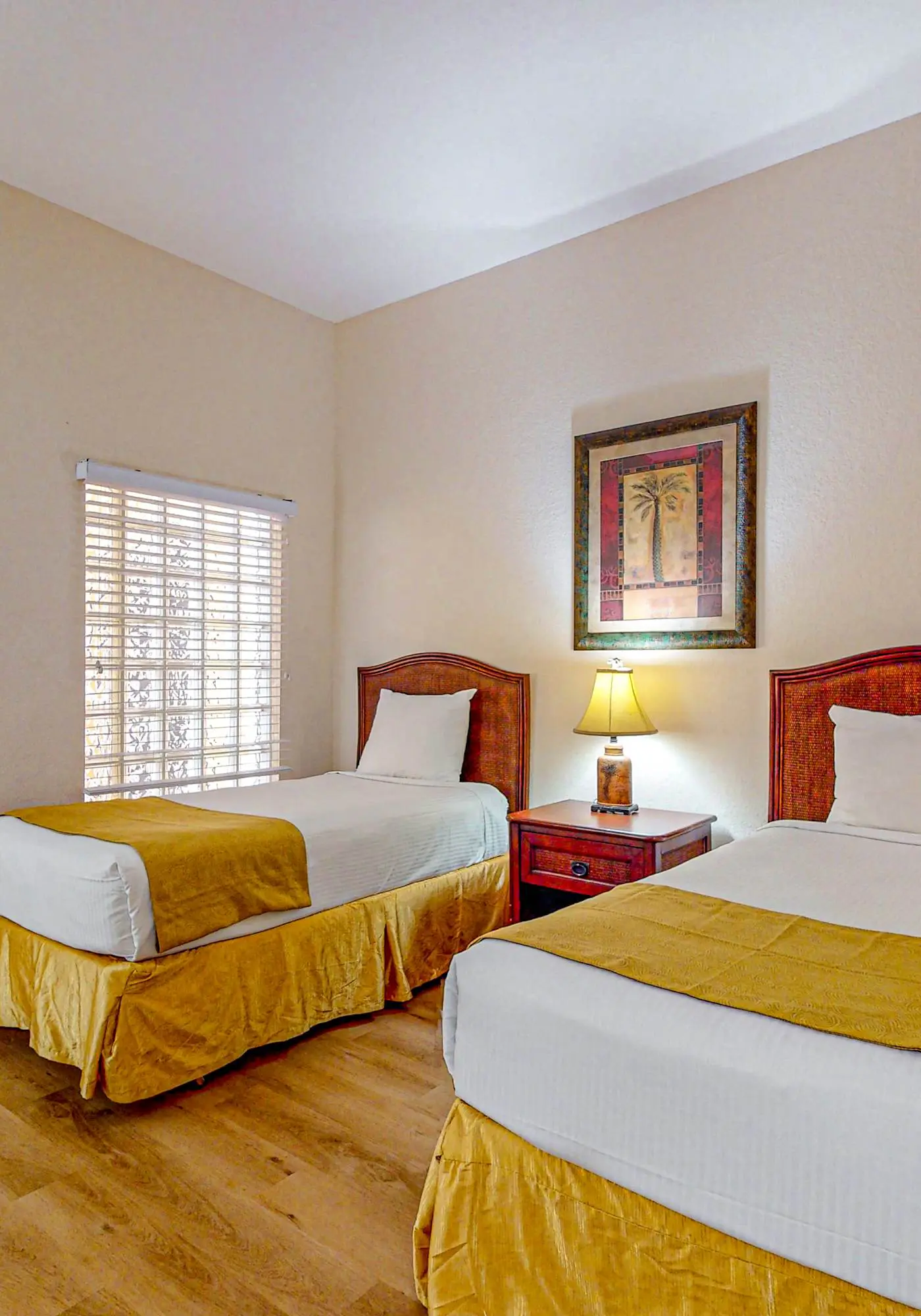 4th floor condo w/ hot tub, sauna, balcony, gym, shared pools, near theme parks
