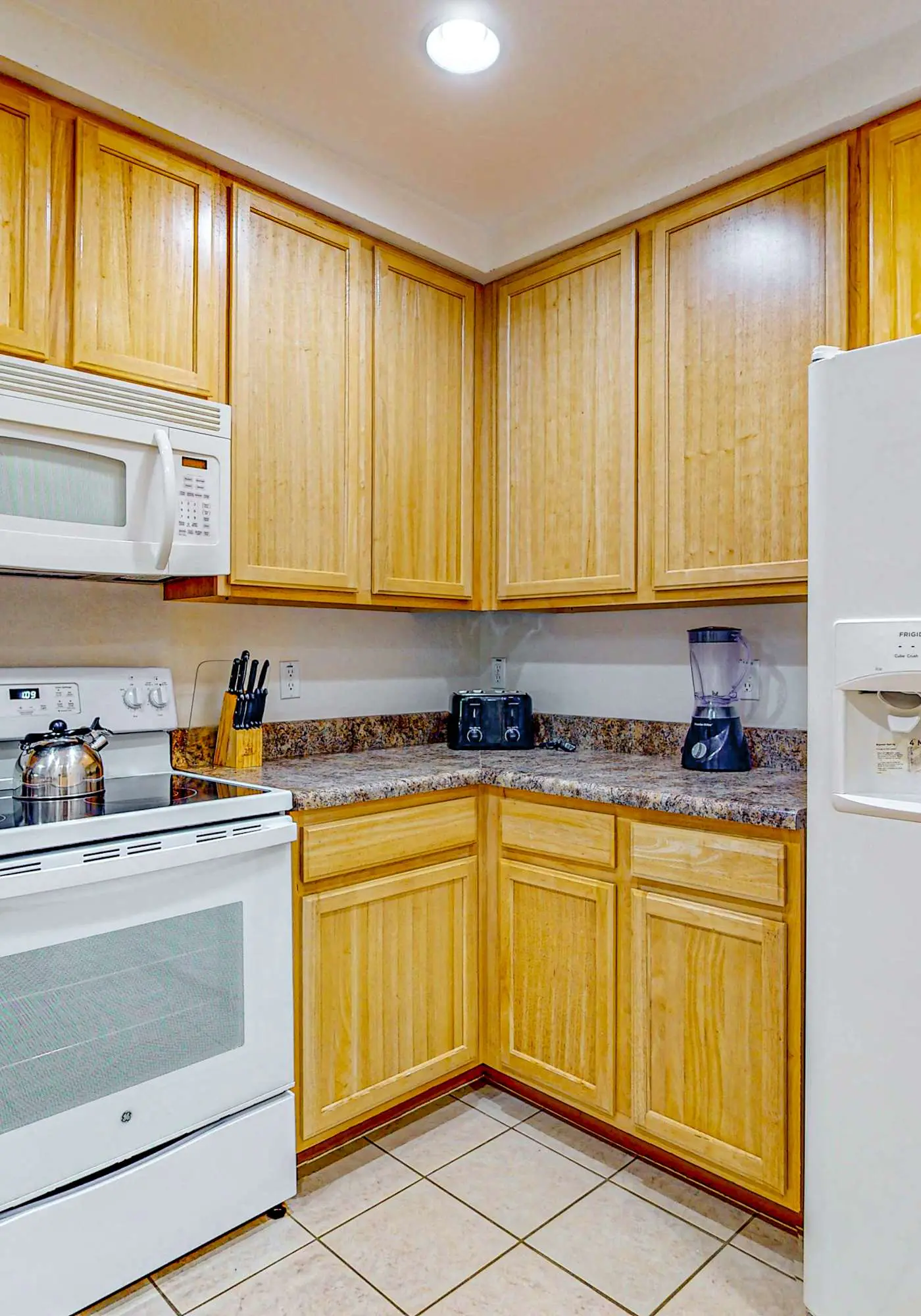 4th floor condo w/ hot tub, sauna, balcony, gym, shared pools, near theme parks