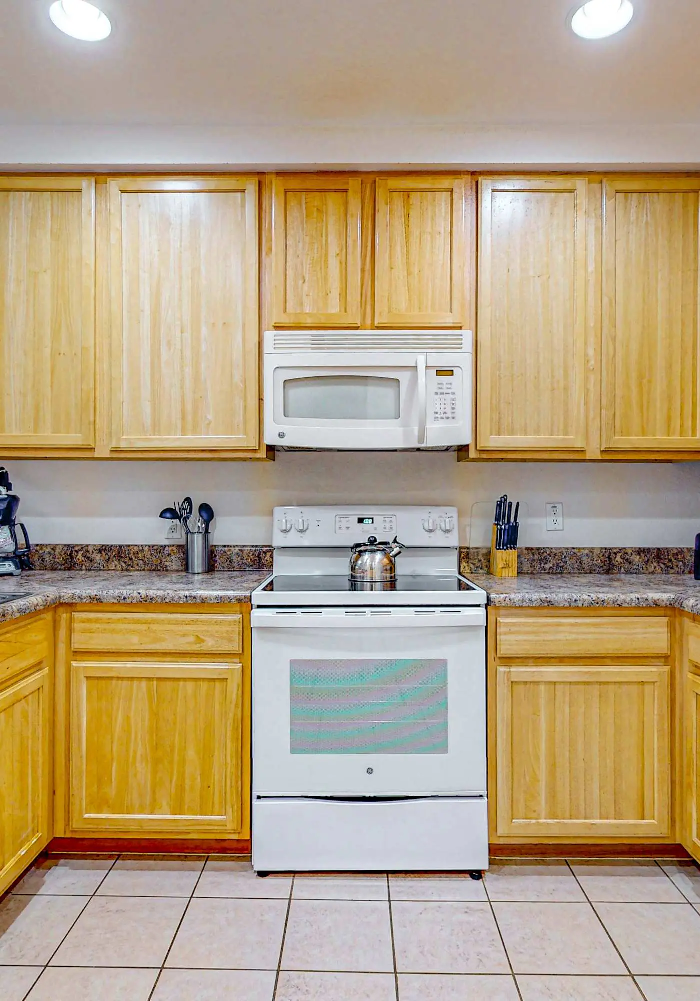 4th floor condo w/ hot tub, sauna, balcony, gym, shared pools, near theme parks