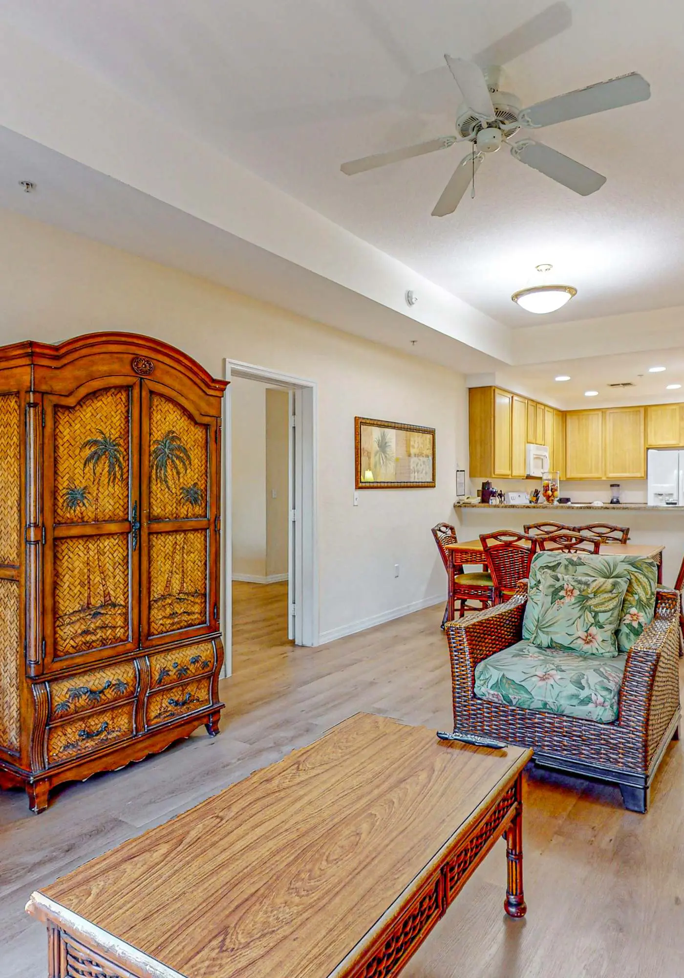 4th floor condo w/ hot tub, sauna, balcony, gym, shared pools, near theme parks