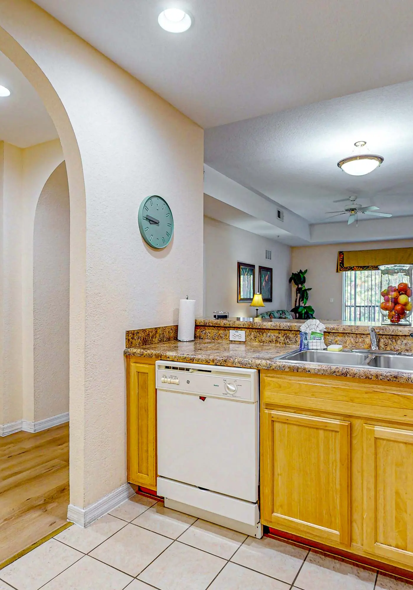 4th floor condo w/ hot tub, sauna, balcony, gym, shared pools, near theme parks