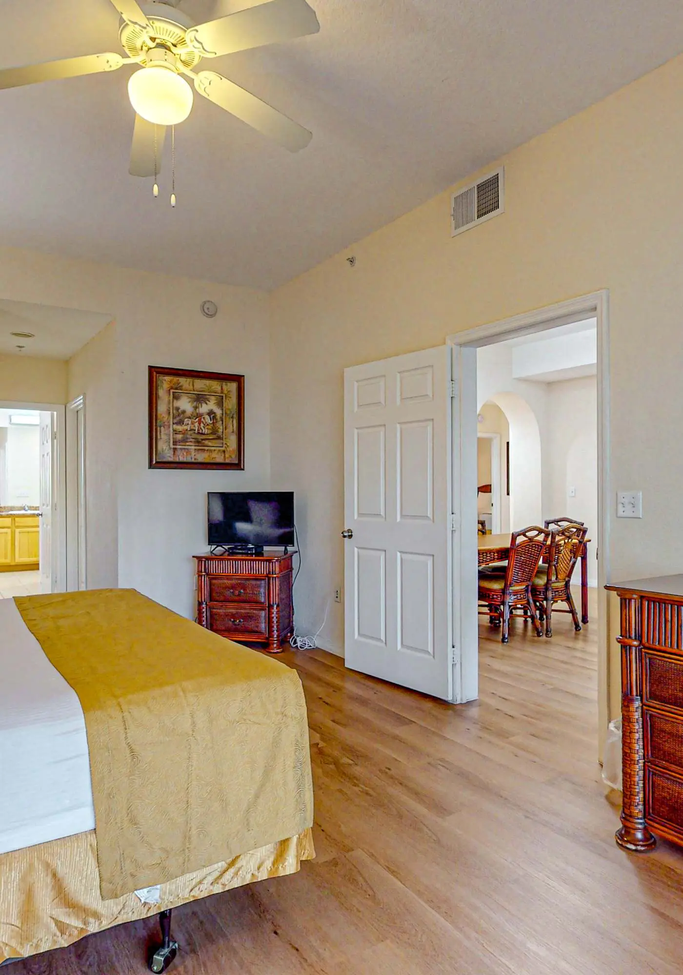 4th floor condo w/ hot tub, sauna, balcony, gym, shared pools, near theme parks