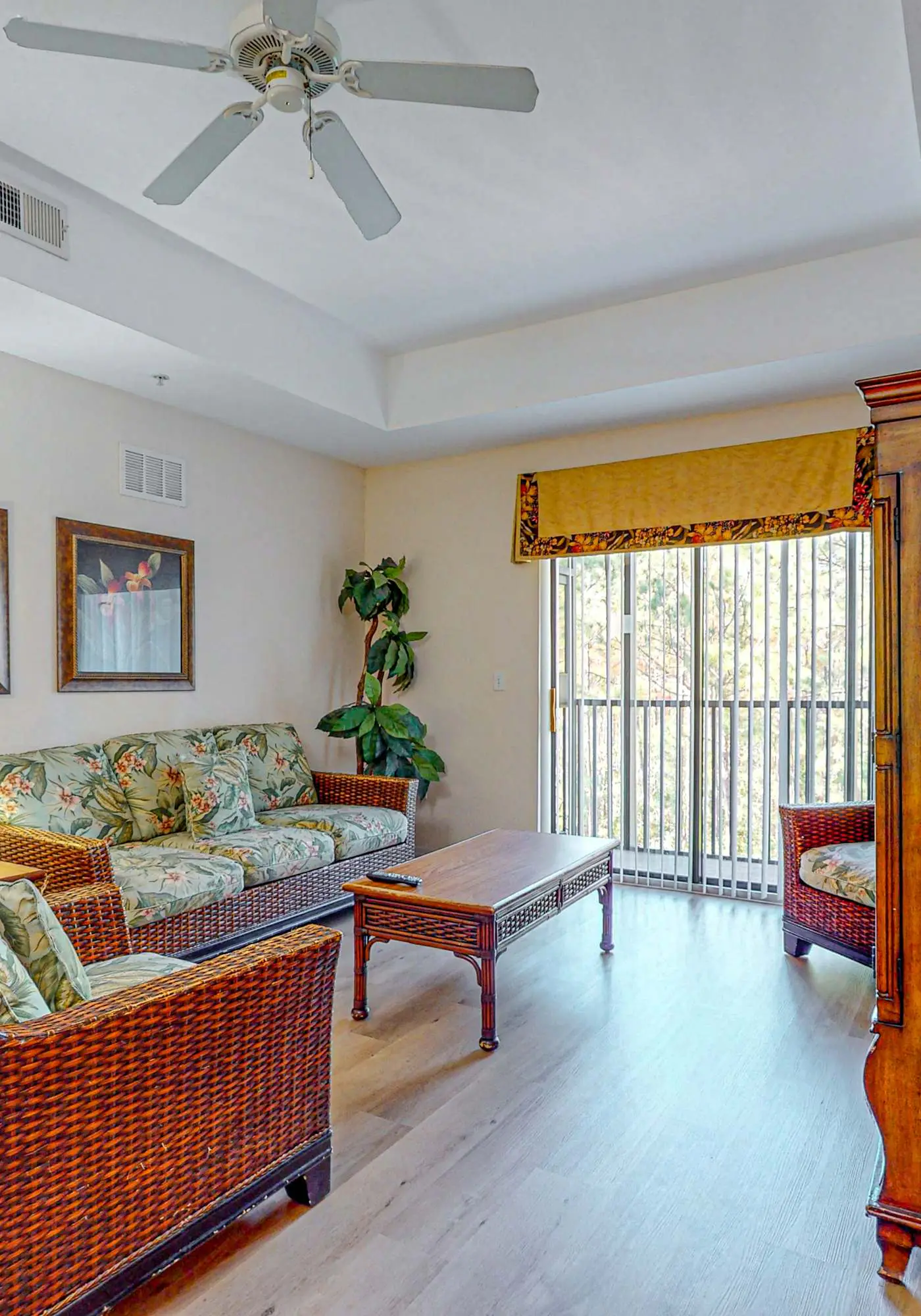 4th floor condo w/ hot tub, sauna, balcony, gym, shared pools, near theme parks
