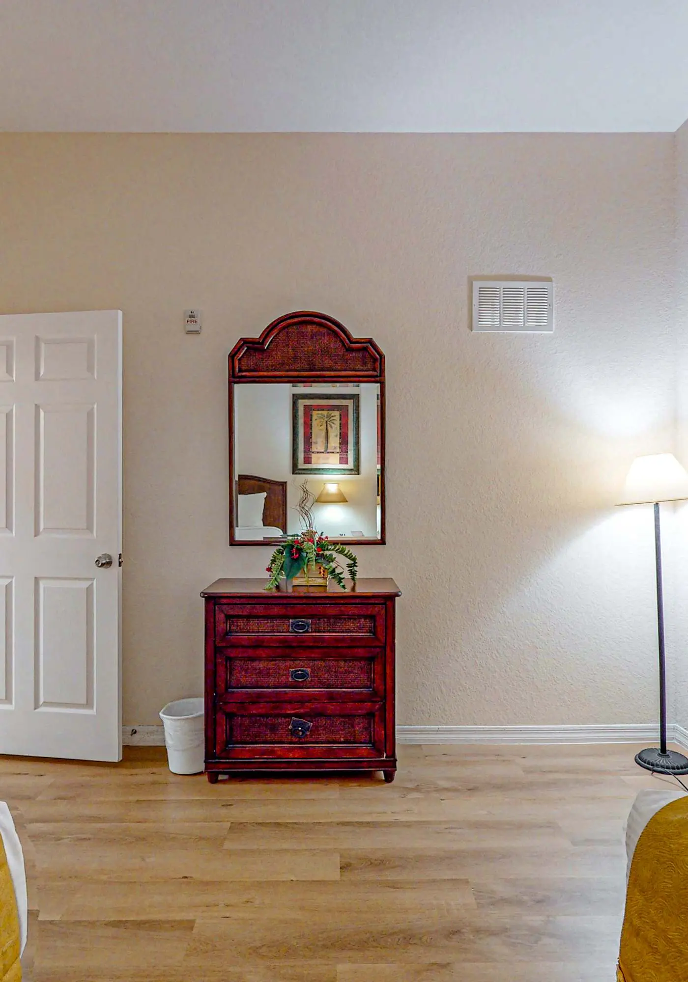 4th floor condo w/ hot tub, sauna, balcony, gym, shared pools, near theme parks