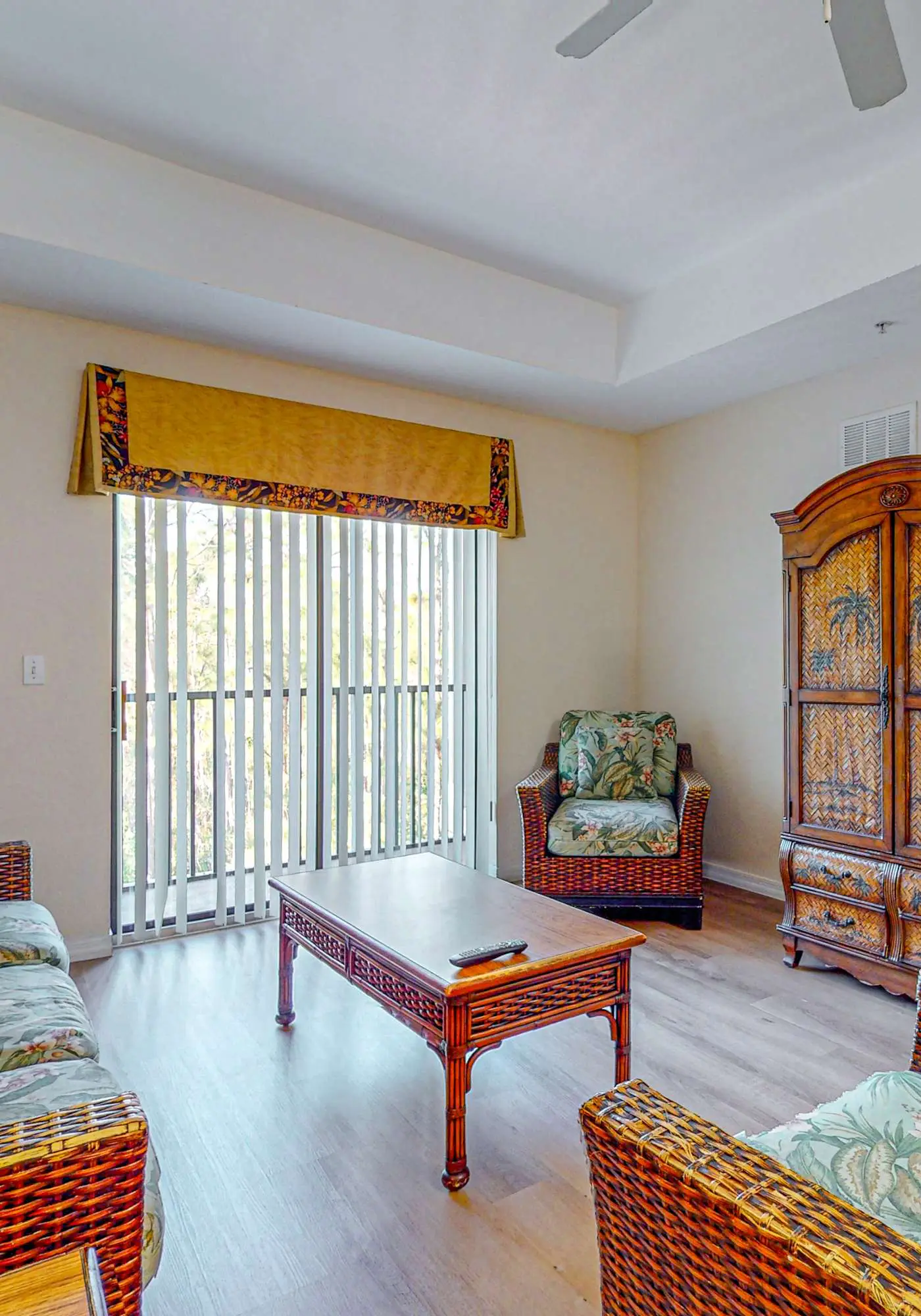 4th floor condo w/ hot tub, sauna, balcony, gym, shared pools, near theme parks