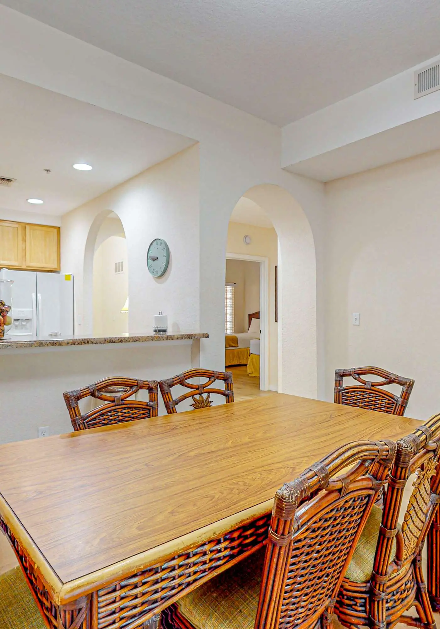 4th floor condo w/ hot tub, sauna, balcony, gym, shared pools, near theme parks