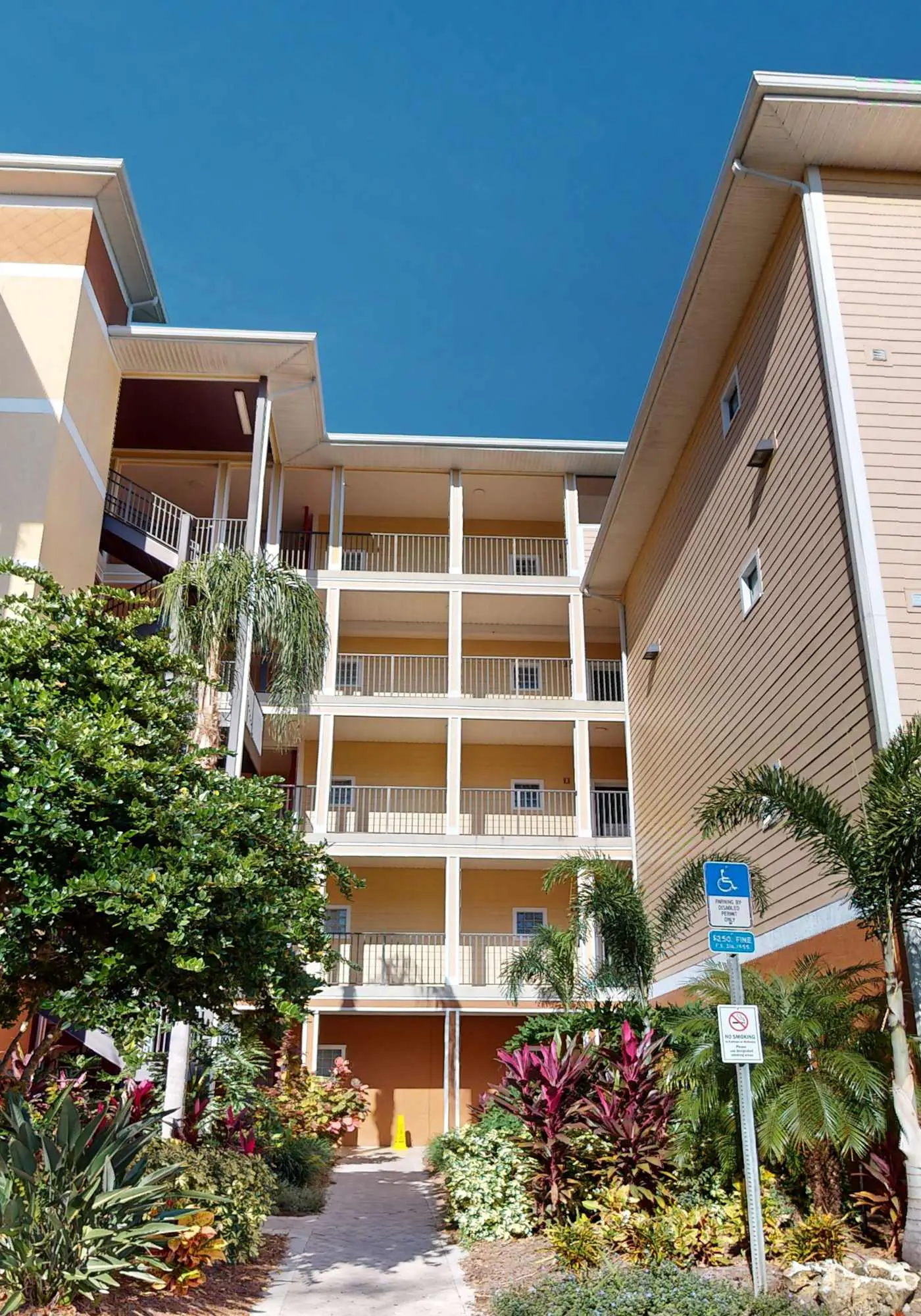 4th floor condo w/ hot tub, sauna, balcony, gym, shared pools, near theme parks